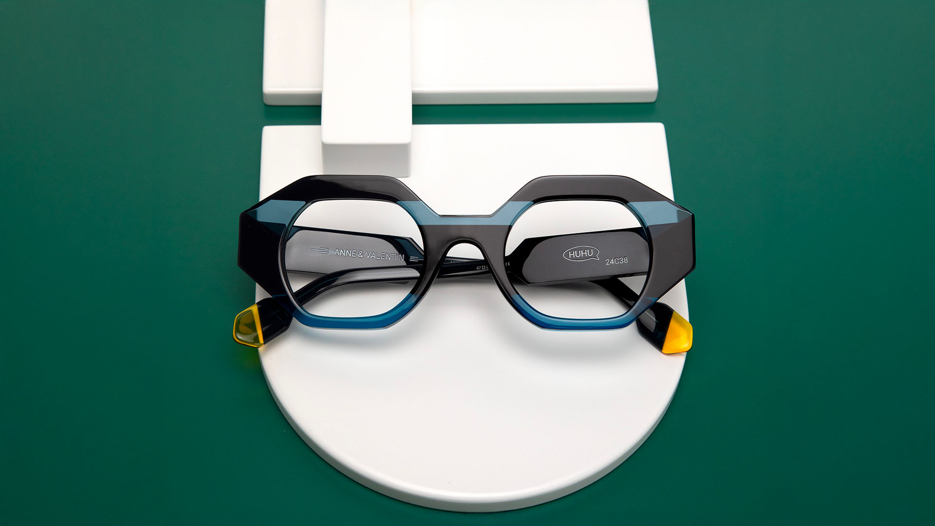 Élégance et originalité se rencontrent dans cette monture Anne & Valentin, désormais disponible chez Winston Optique.