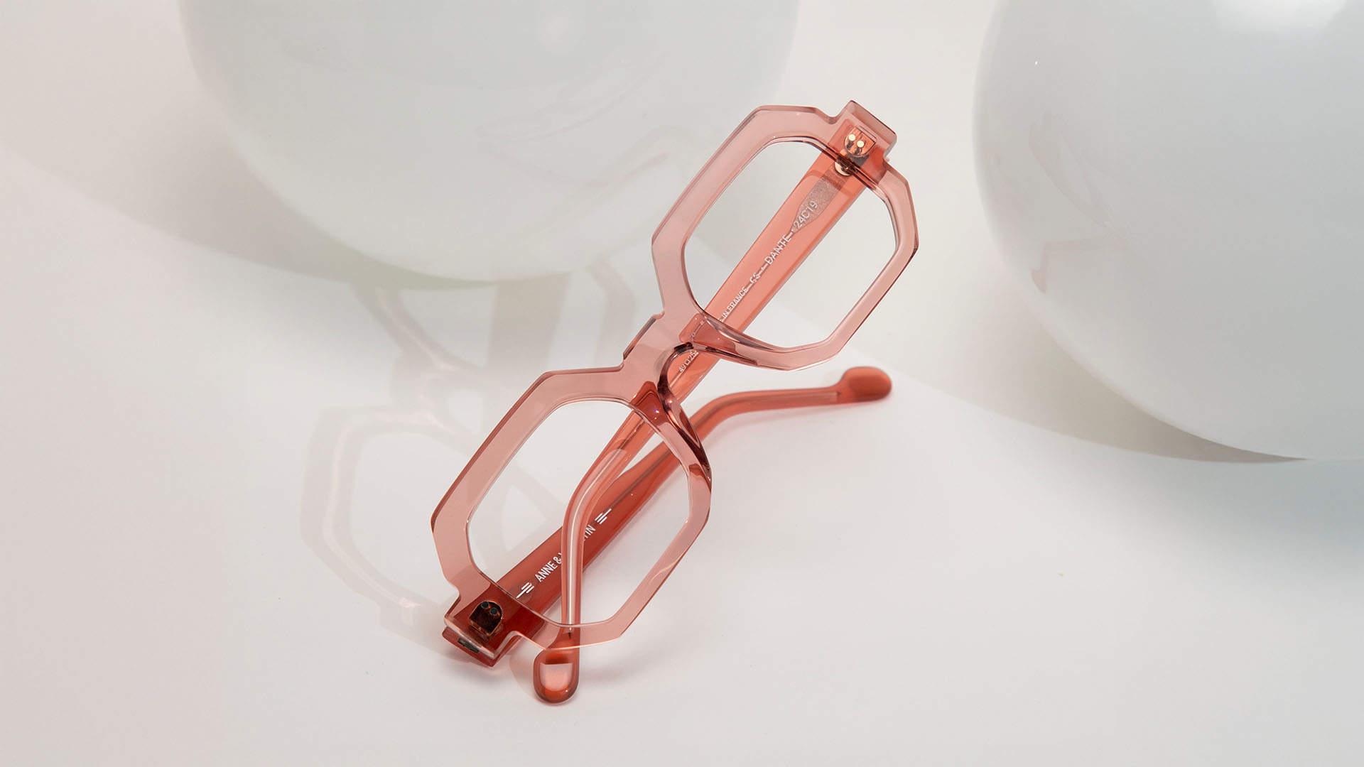Élégance et originalité se rencontrent dans cette monture Anne & Valentin, désormais disponible chez Winston Optique.