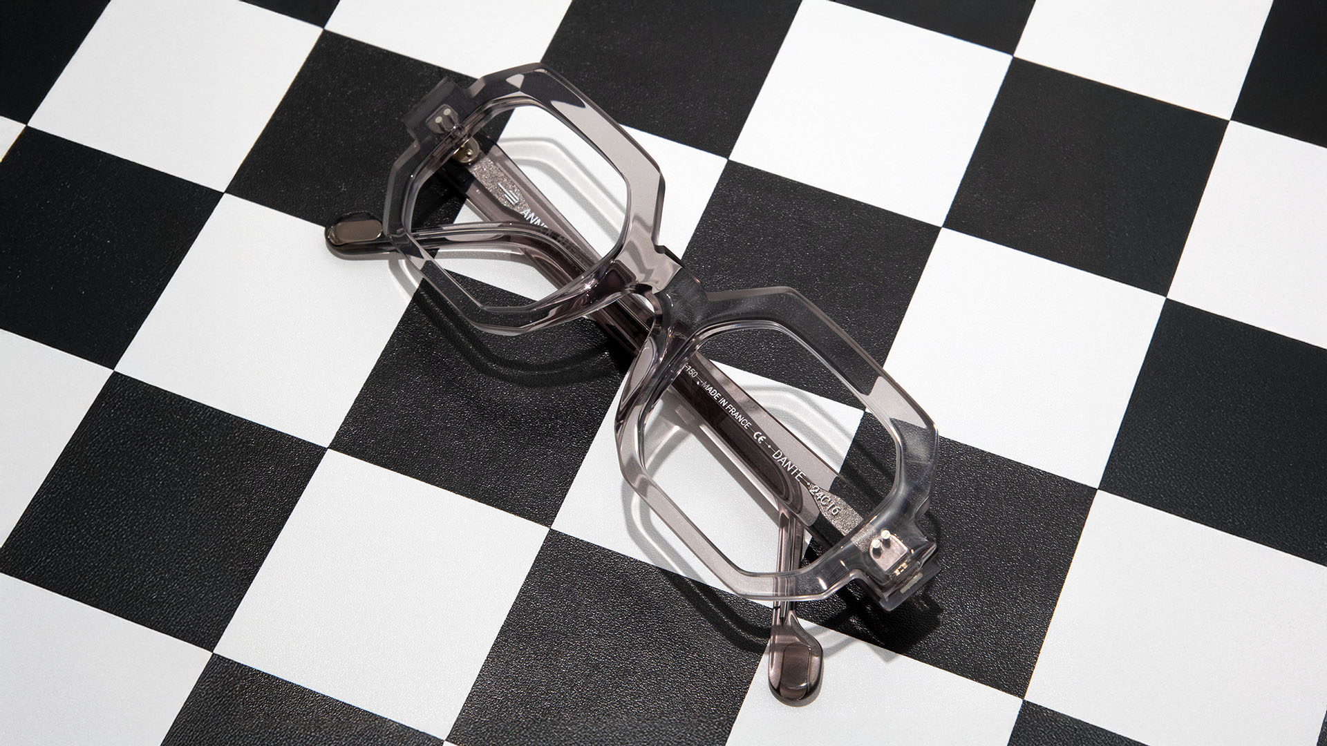 Élégance et originalité se rencontrent dans cette monture Anne & Valentin, désormais disponible chez Winston Optique.