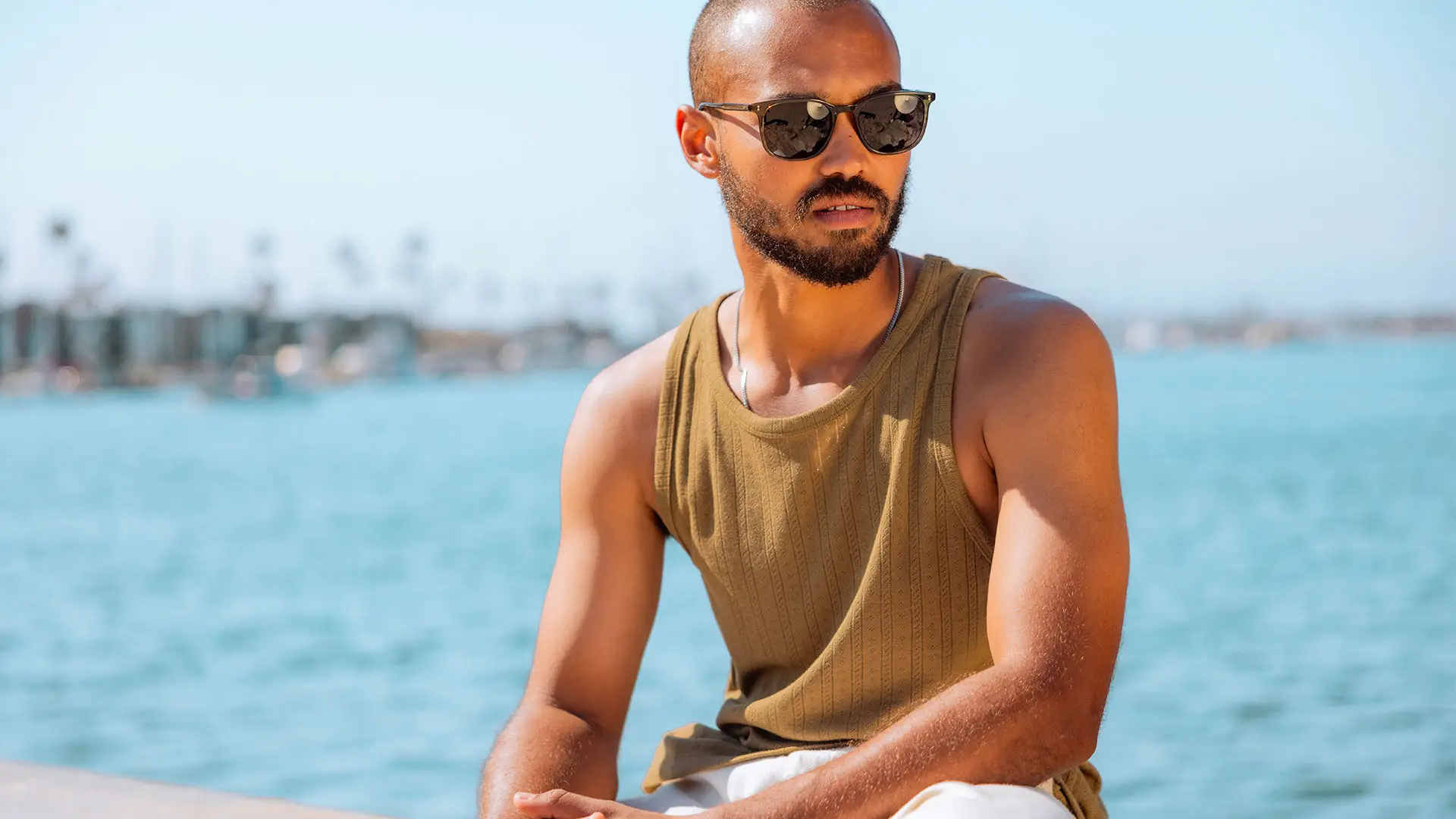 Lunettes design Garrett Leight, collections iconiques californiennes. Montures optiques et solaires haut de gamme, fabriquées à la main aux USA.