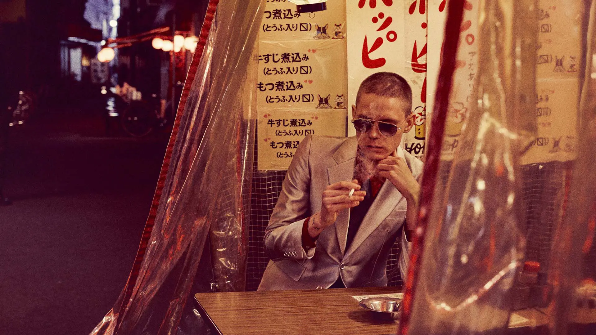 Modèle portant des lunettes Jacques Marie Mage, désormais disponibles chez Winston Optique.