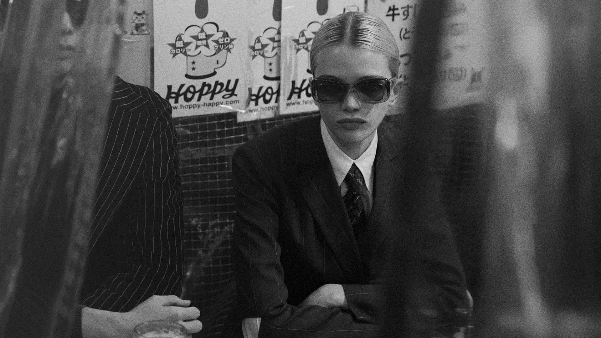 Modèle portant des lunettes Jacques Marie Mage, désormais disponibles chez Winston Optique.