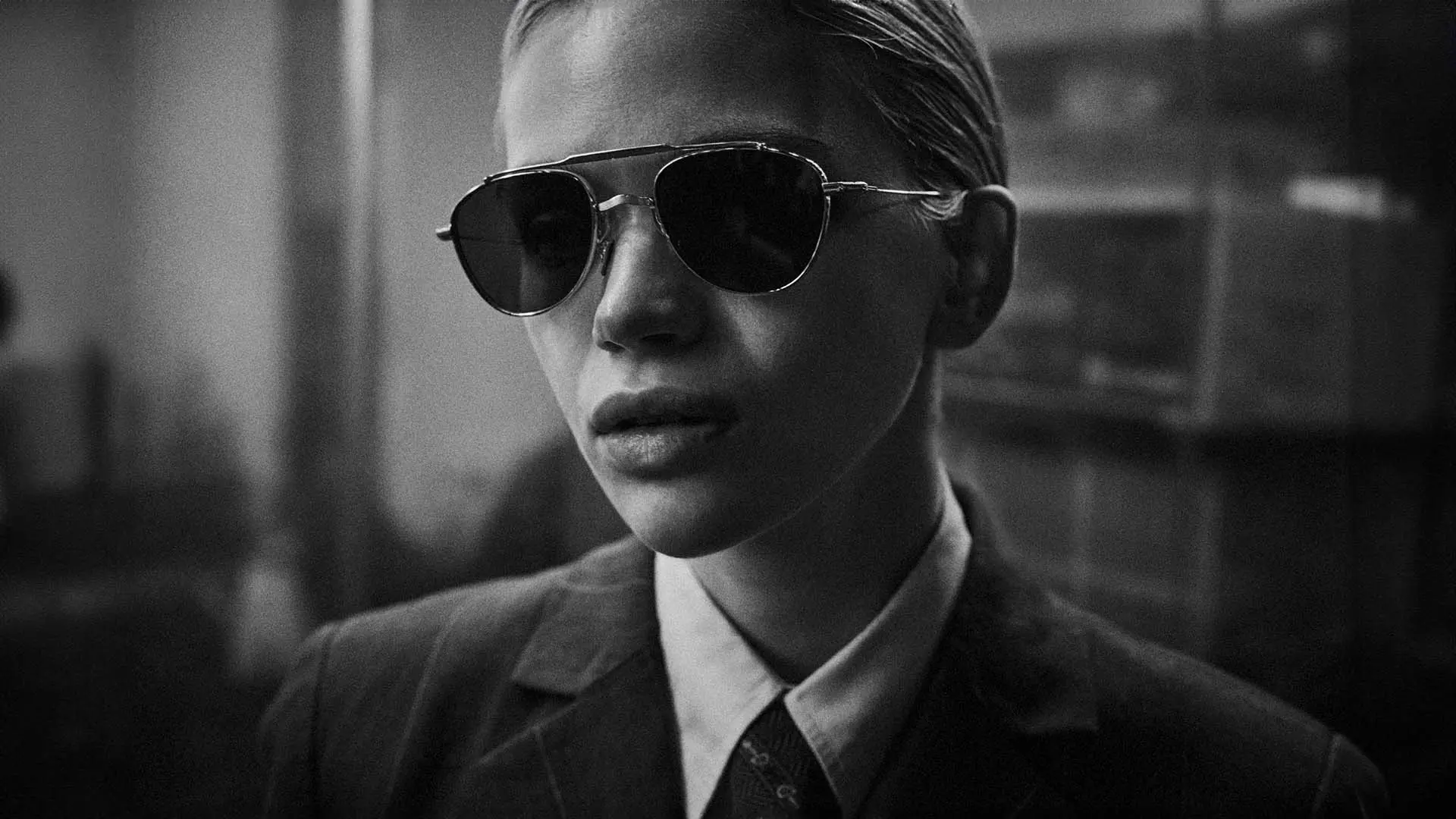 Modèle portant des lunettes Jacques Marie Mage, désormais disponibles chez Winston Optique.