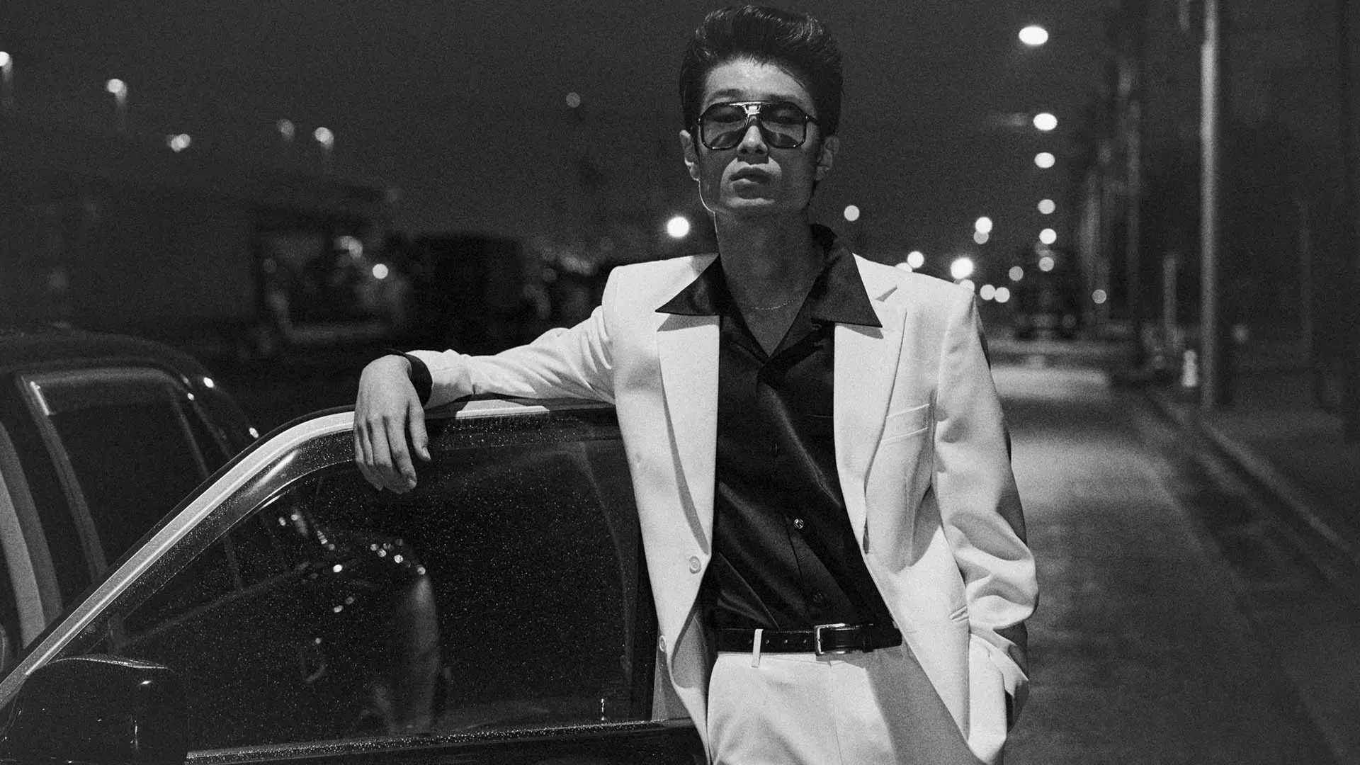 Modèle portant des lunettes Jacques Marie Mage, désormais disponibles chez Winston Optique.