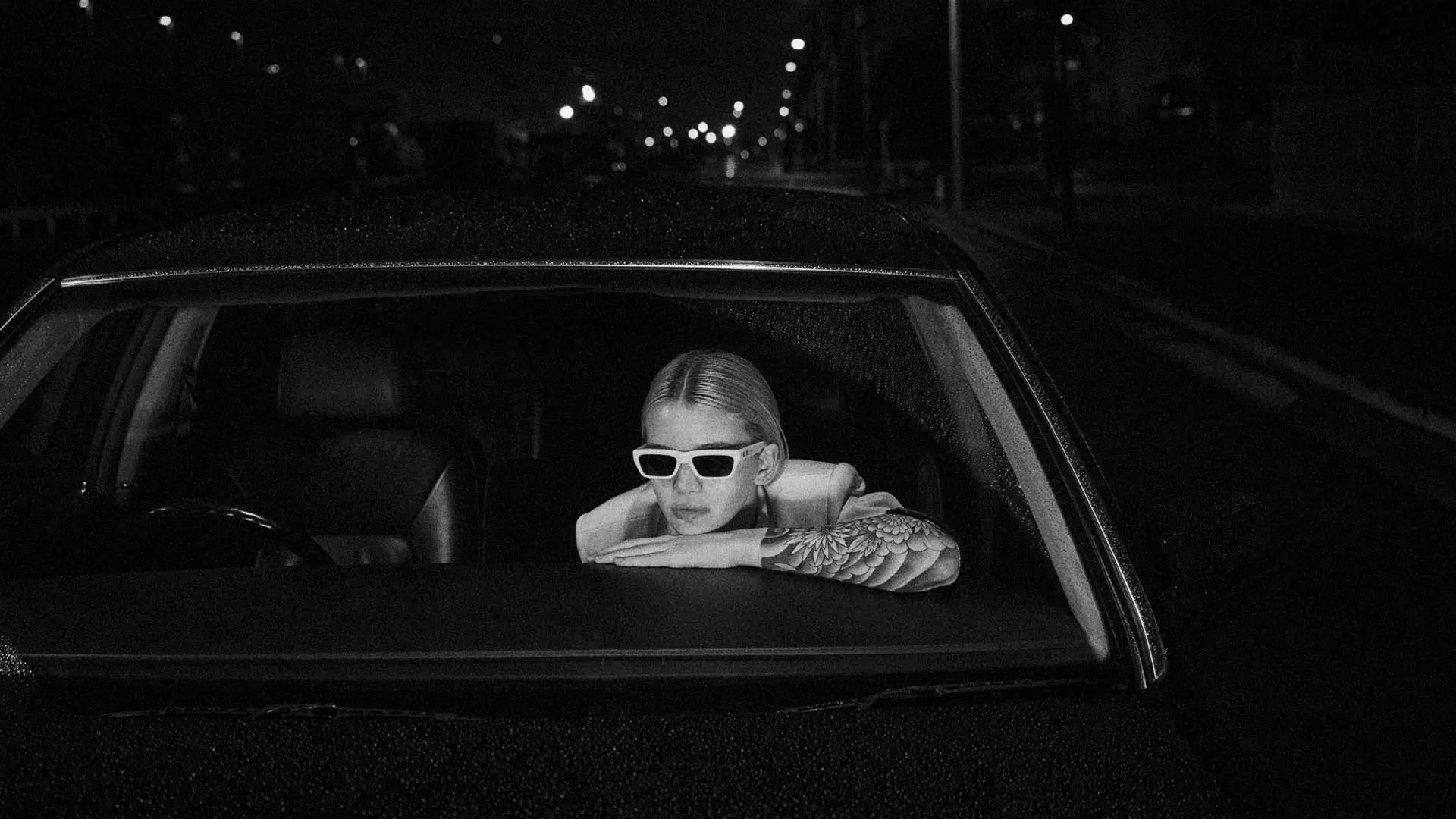 Modèle portant des lunettes Jacques Marie Mage, désormais disponibles chez Winston Optique.