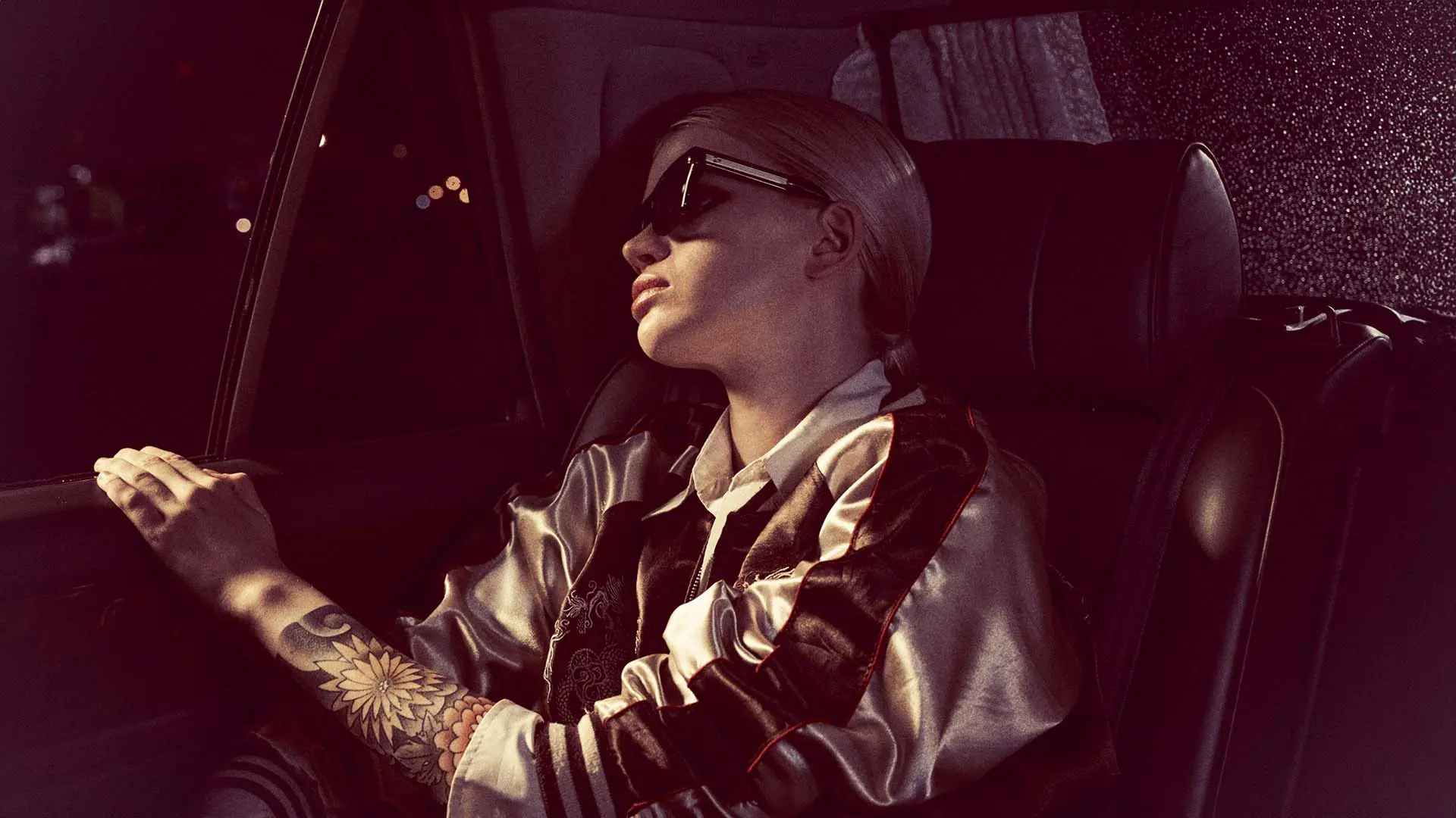 Modèle portant des lunettes Jacques Marie Mage, désormais disponibles chez Winston Optique.