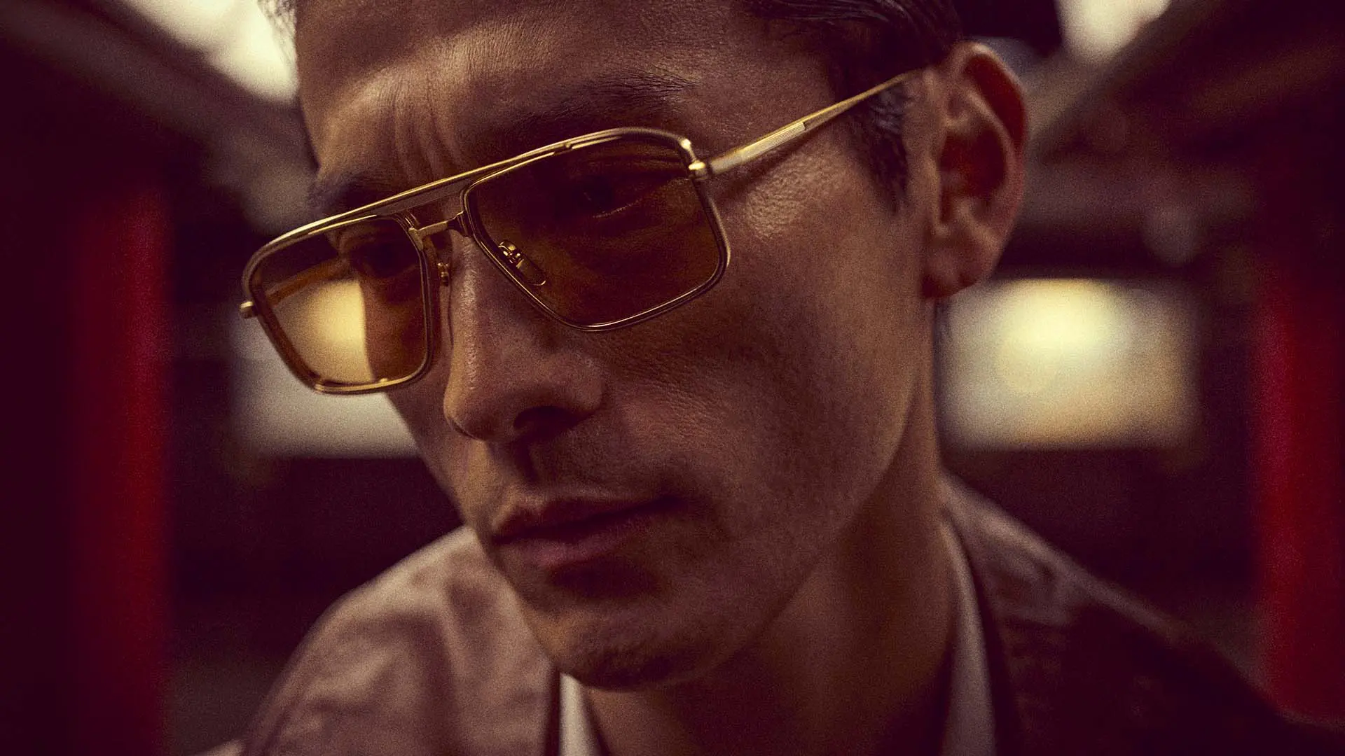 Modèle portant des lunettes Jacques Marie Mage, désormais disponibles chez Winston Optique.