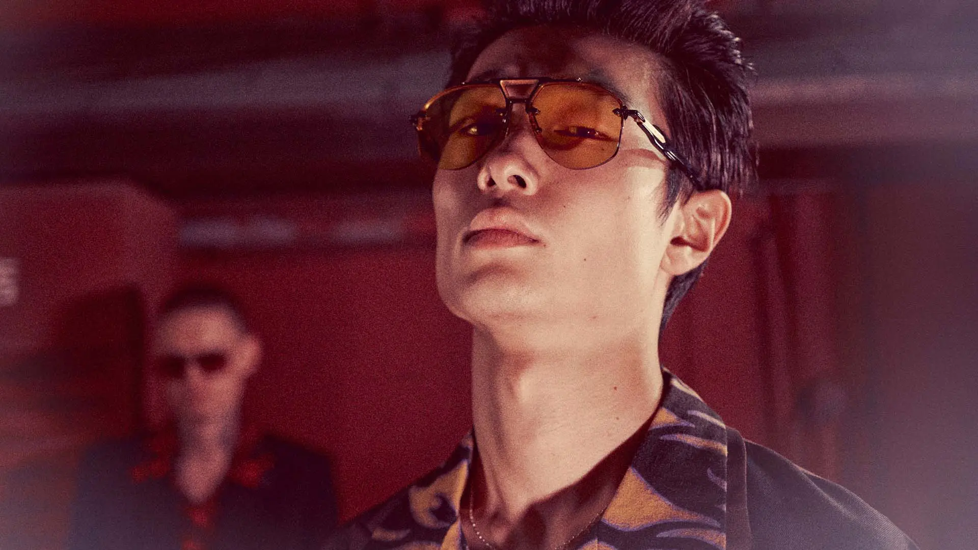 Modèle portant des lunettes Jacques Marie Mage, désormais disponibles chez Winston Optique.