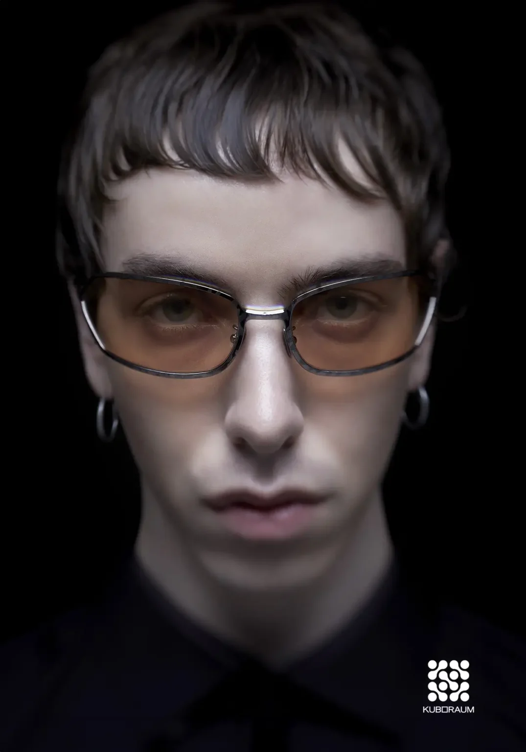 Modèle portant lunettes‑masque Kuboraum au design sculptural, désormais disponibles chez Winston Optique.