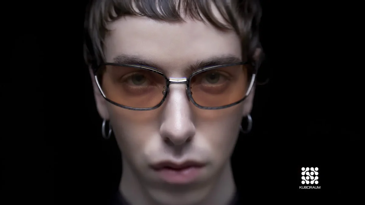 Modèle portant lunettes‑masque Kuboraum au design sculptural, désormais disponibles chez Winston Optique.