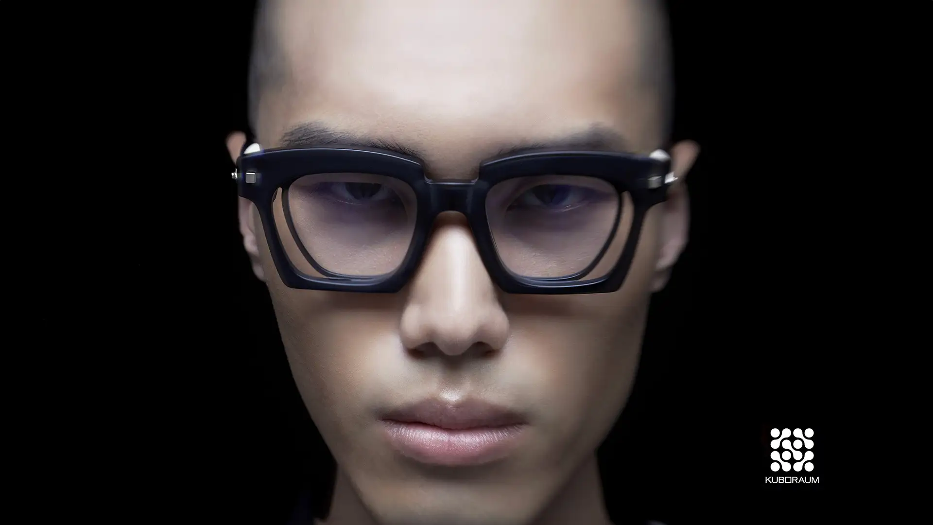 Modèle portant lunettes‑masque Kuboraum au design sculptural, désormais disponibles chez Winston Optique.