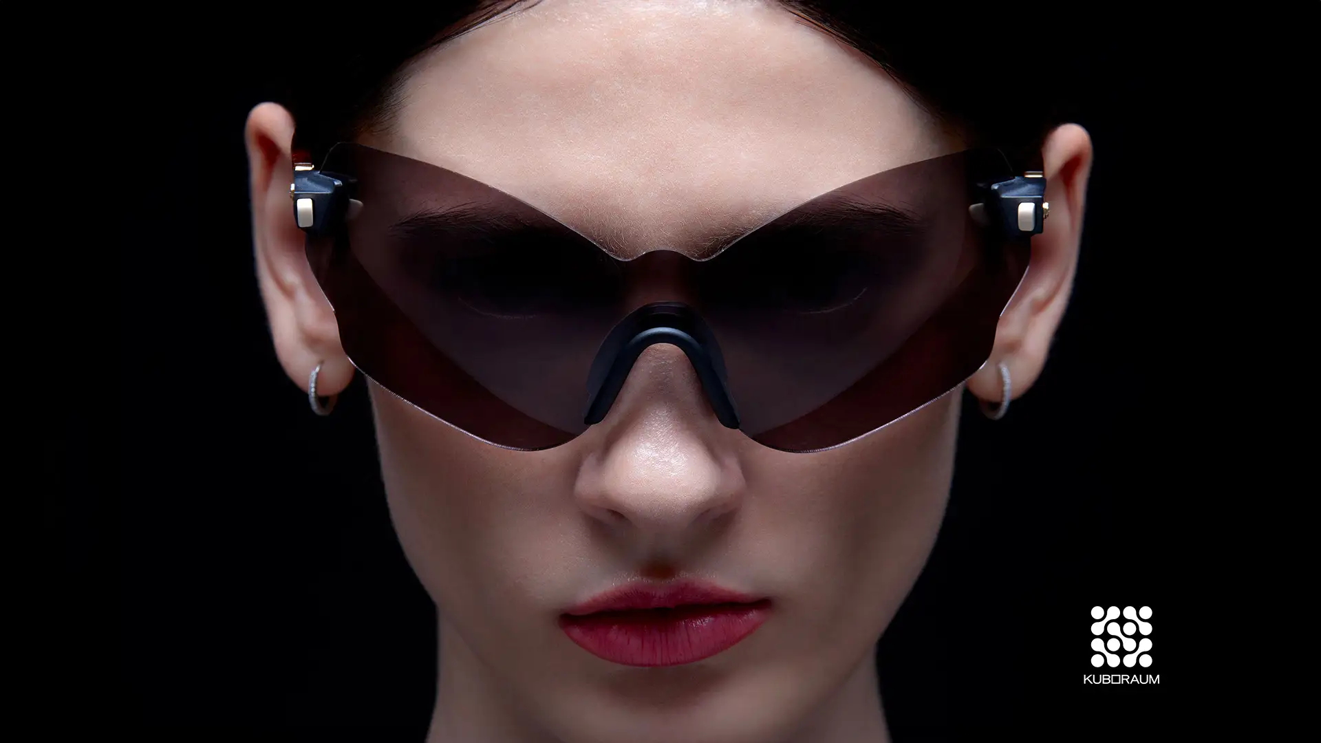 Modèle portant lunettes‑masque Kuboraum au design sculptural, désormais disponibles chez Winston Optique.