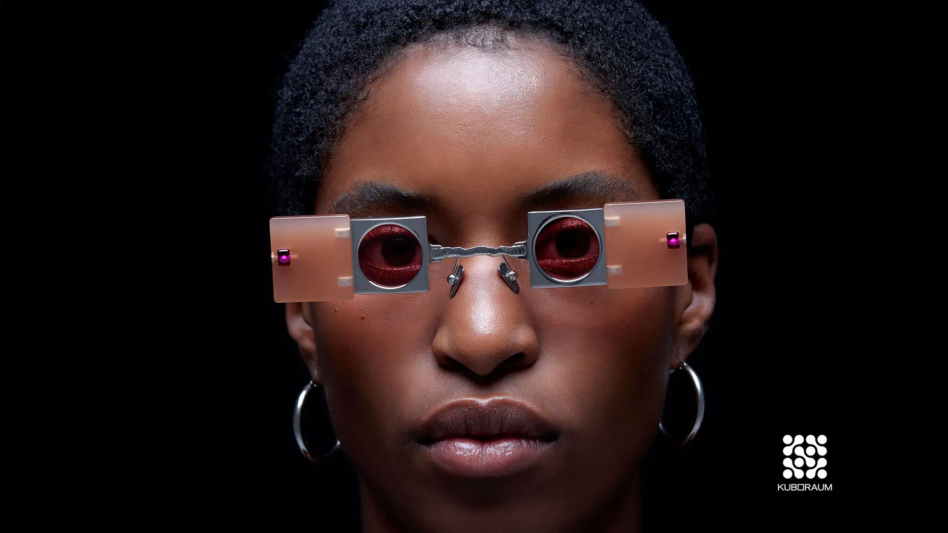 Modèle portant lunettes‑masque Kuboraum au design sculptural, désormais disponibles chez Winston Optique.