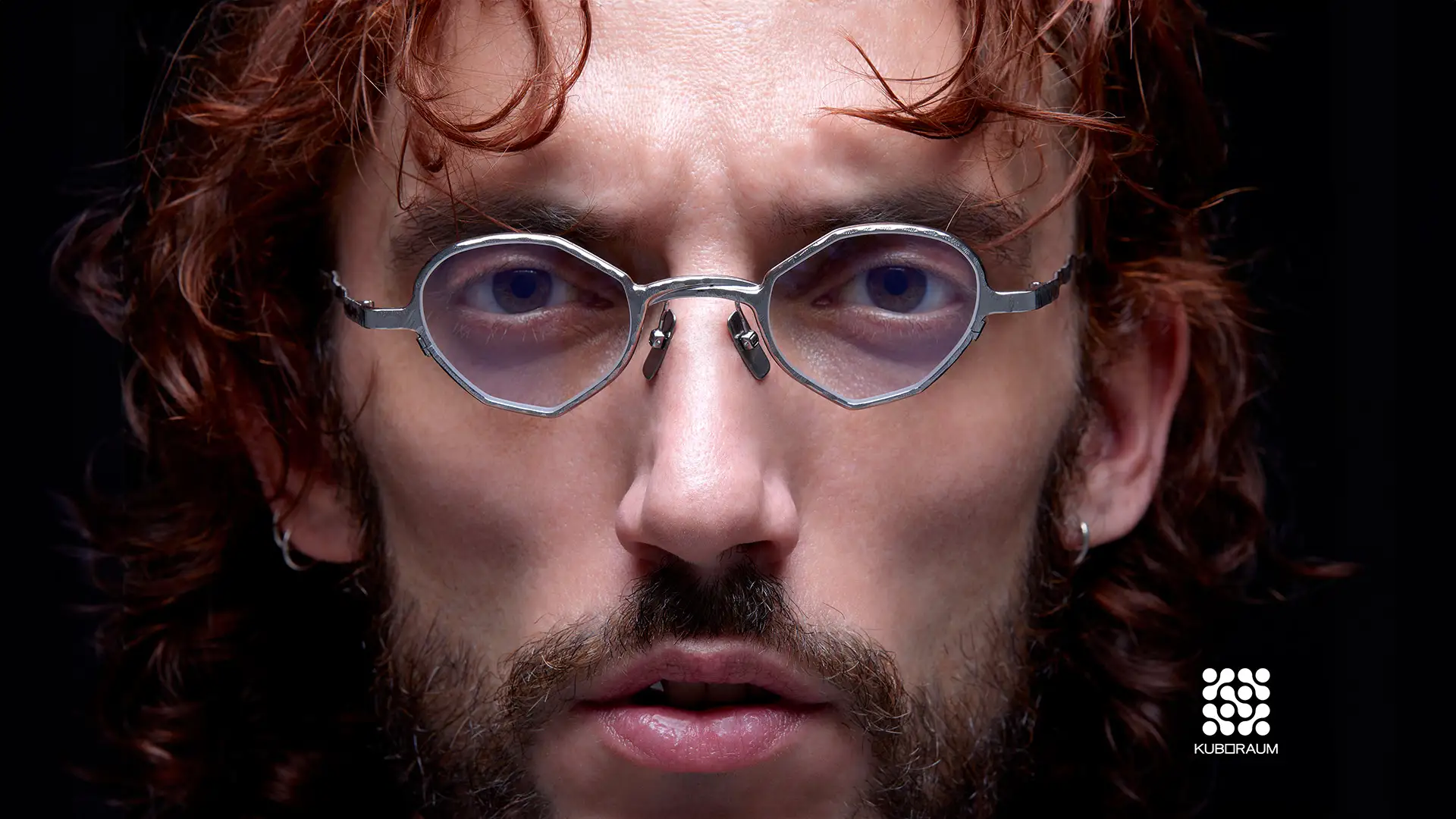 Modèle portant lunettes‑masque Kuboraum au design sculptural, désormais disponibles chez Winston Optique.