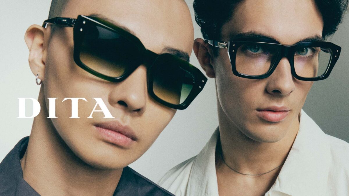 Plan rapproché de deux jeunes hommes, la tête légèrement inclinée, portant de grandes lunettes de soleil DITA rectangulaires avec des verres fumés qui souligne l’élégance urbaine des lunettes, désormais disponibles chez Winston Optique.