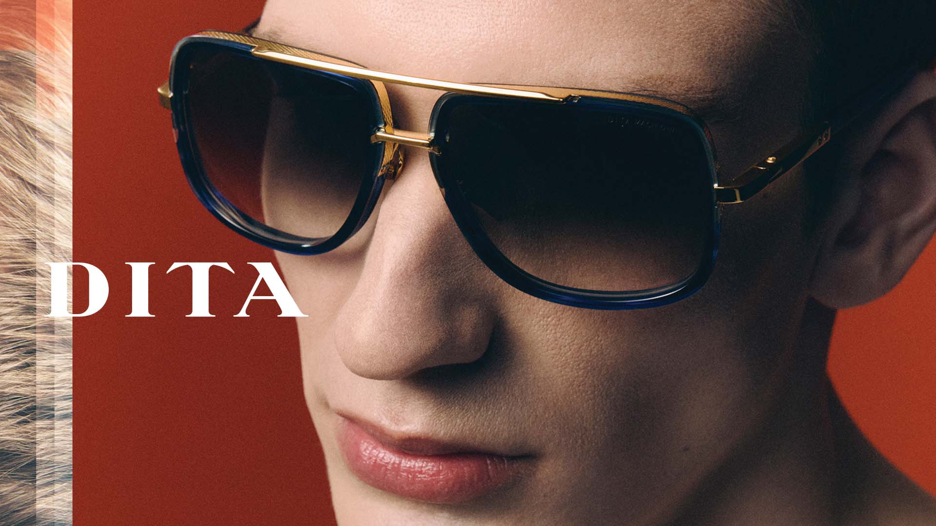 Plan rapproché d’un jeune homme, la tête légèrement inclinée, portant de grandes lunettes de soleil DITA rectangulaires avec des verres fumés qui souligne l’élégance urbaine des lunettes, désormais disponibles chez Winston Optique.