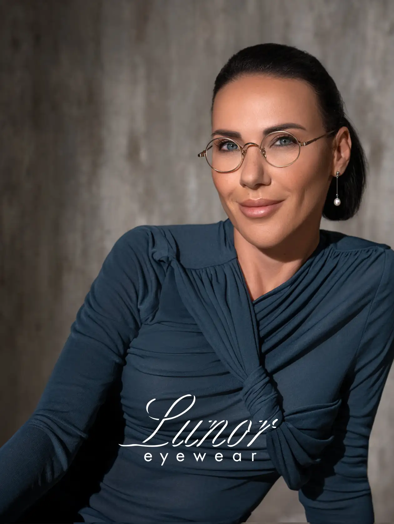 Modèle femme portant lunettes Lunor, désormais disponibles chez Winston Optique.