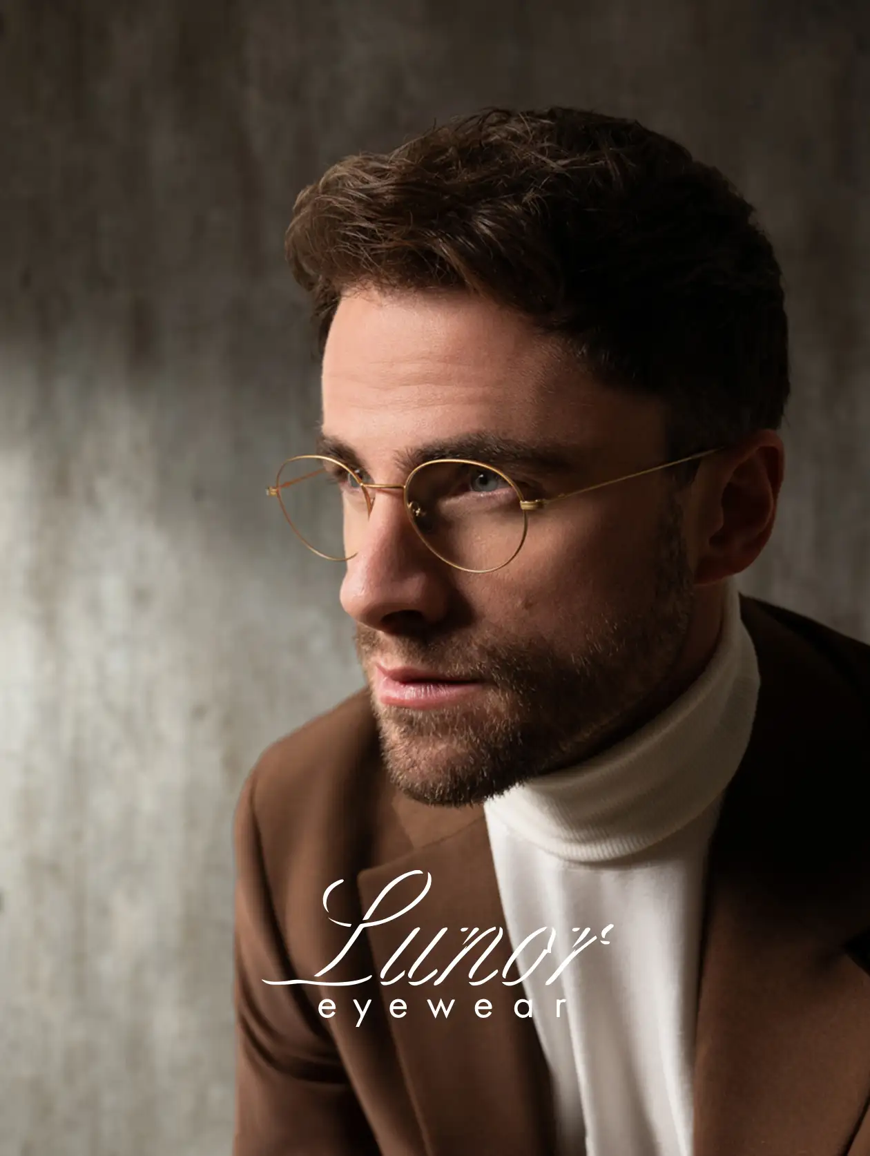 Modèle homme portant lunettes Lunor, désormais disponibles chez Winston Optique.