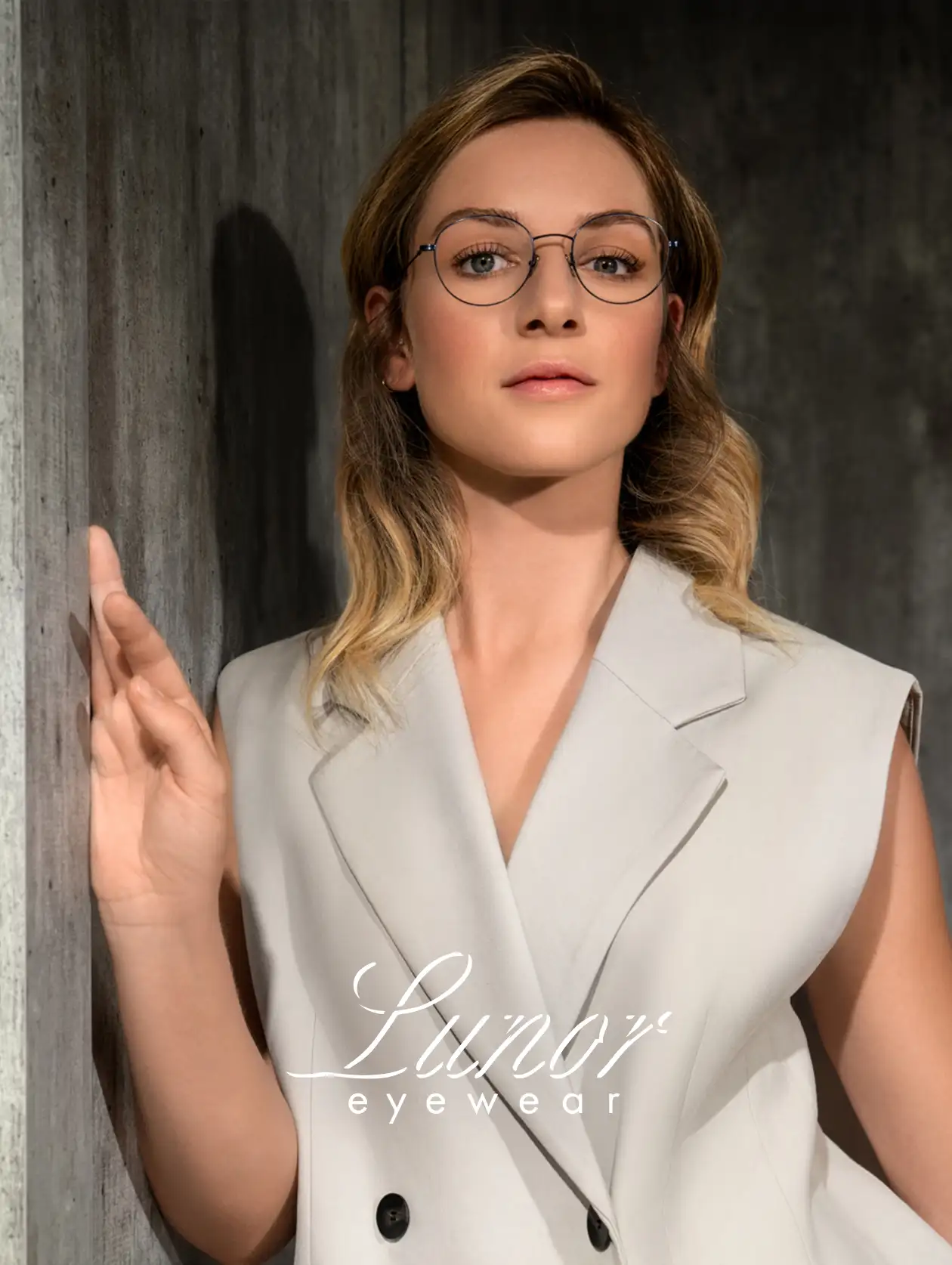 Modèle femme portant lunettes Lunor, désormais disponibles chez Winston Optique.