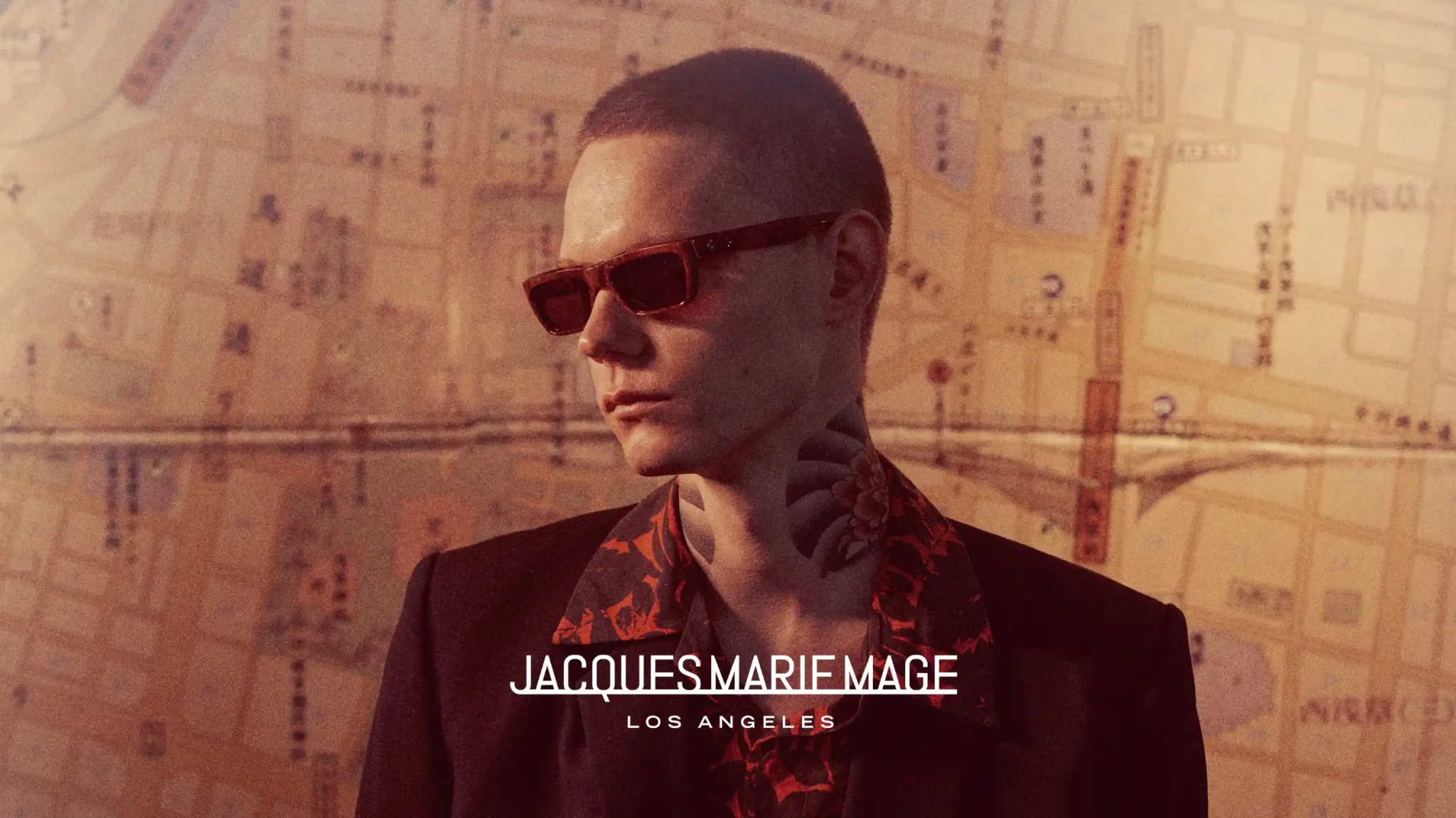 Modèle portant des lunettes Jacques Marie Mage, désormais disponibles chez Winston Optique.