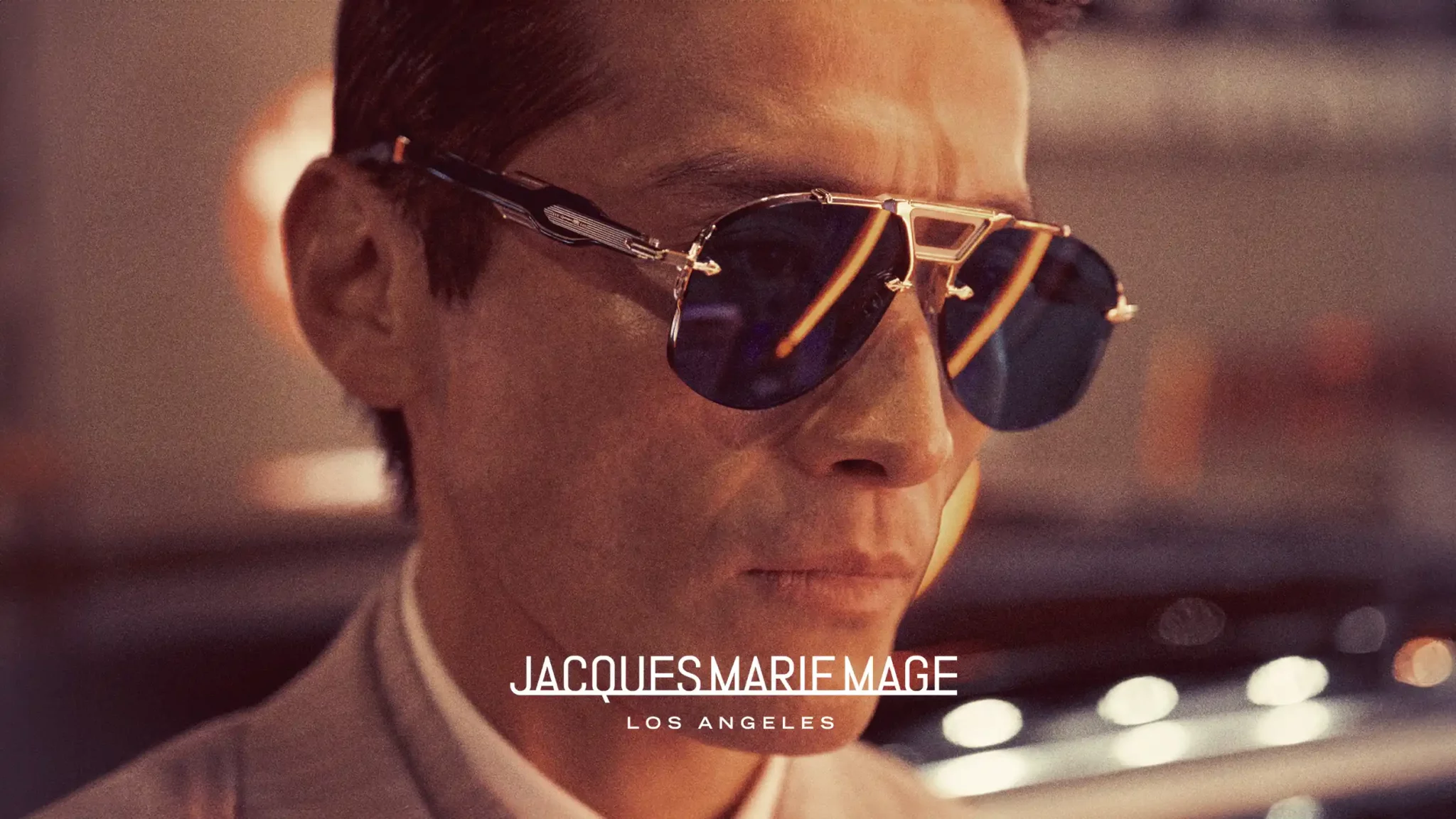 Modèle portant des lunettes Jacques Marie Mage, désormais disponibles chez Winston Optique.