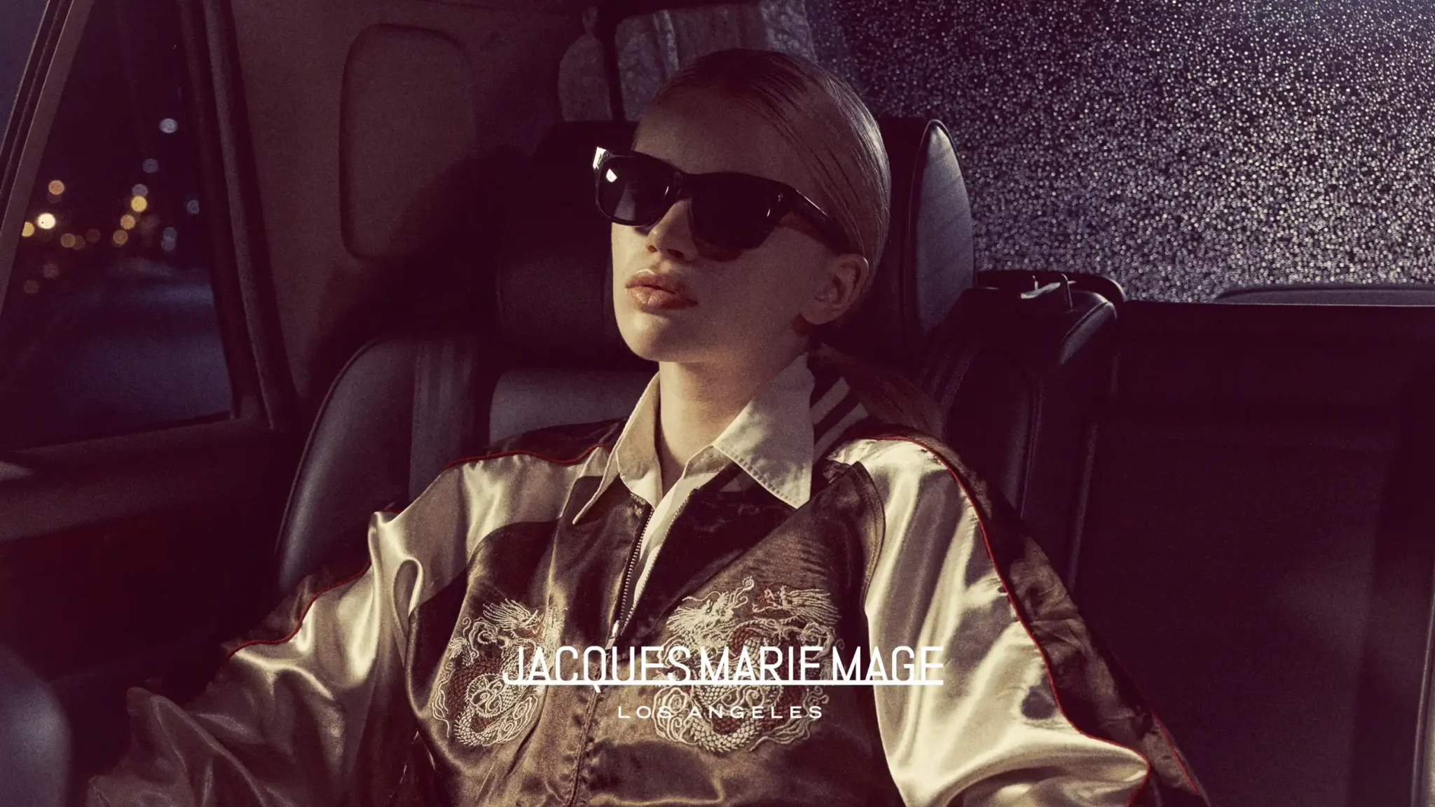 Modèle portant des lunettes Jacques Marie Mage, désormais disponibles chez Winston Optique.