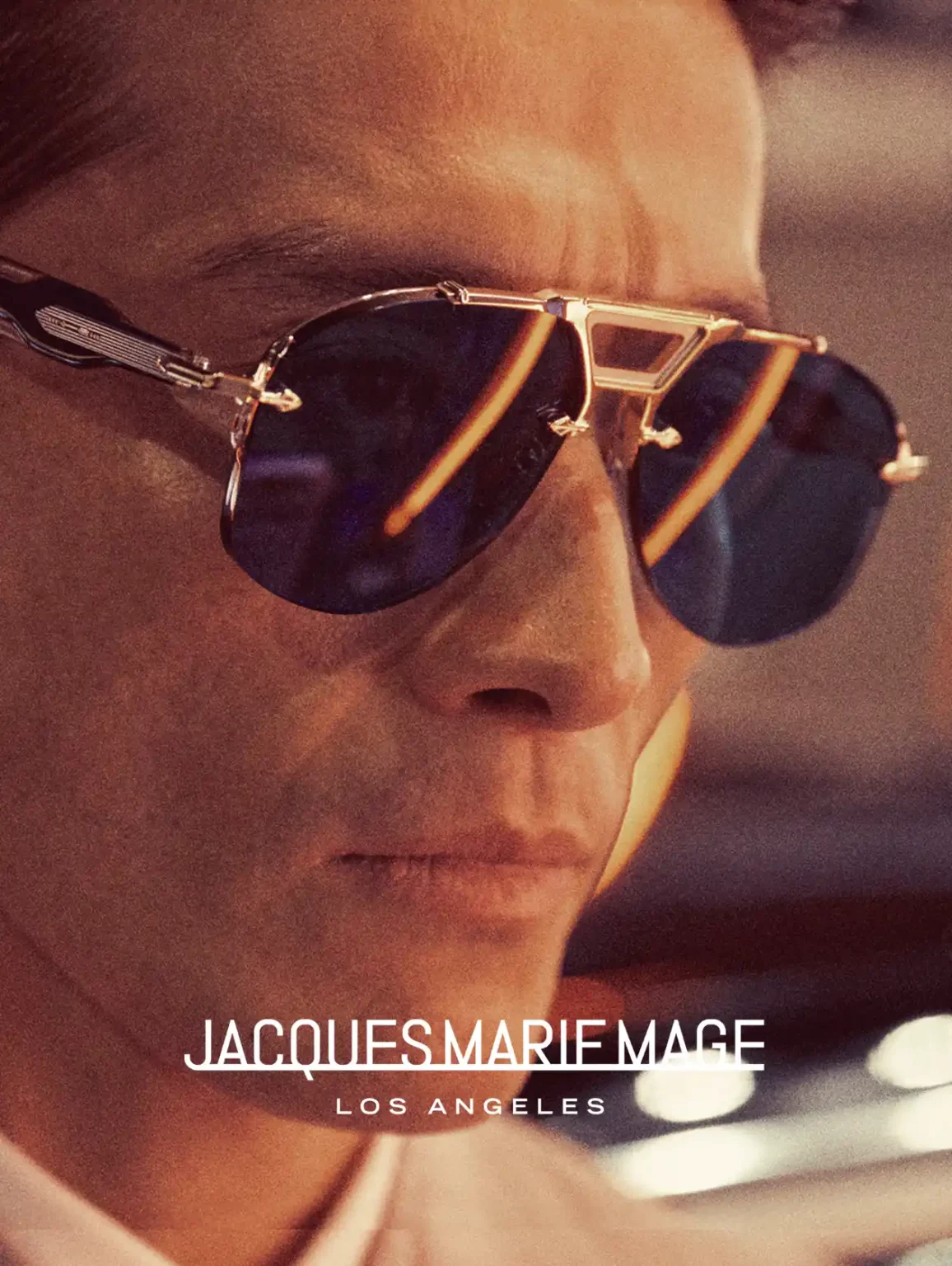 Modèle portant des lunettes Jacques Marie Mage, désormais disponibles chez Winston Optique.