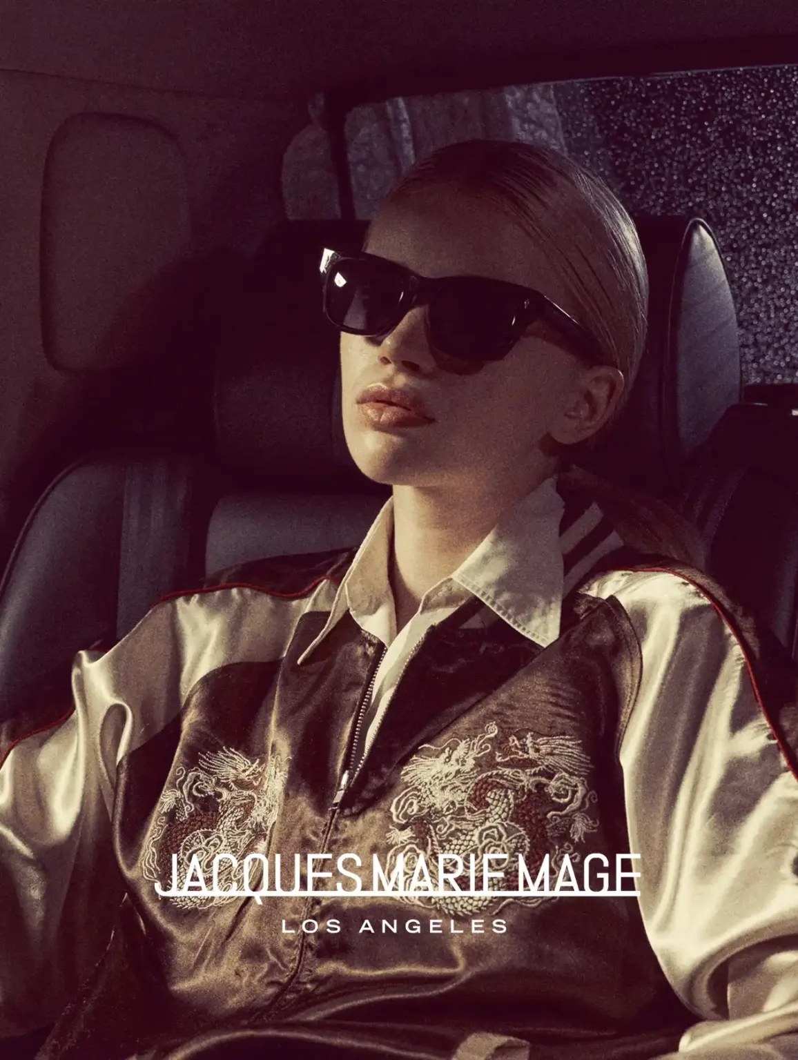 Modèle portant des lunettes Jacques Marie Mage, désormais disponibles chez Winston Optique.