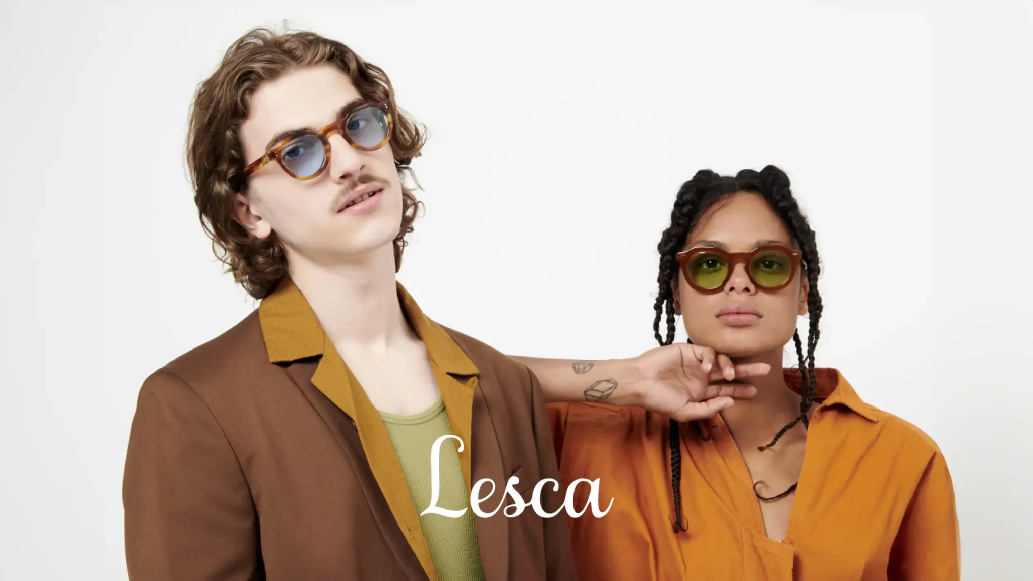 Modèles homme et femme portant lunettes Lesca, désormais disponibles chez Winston Optique