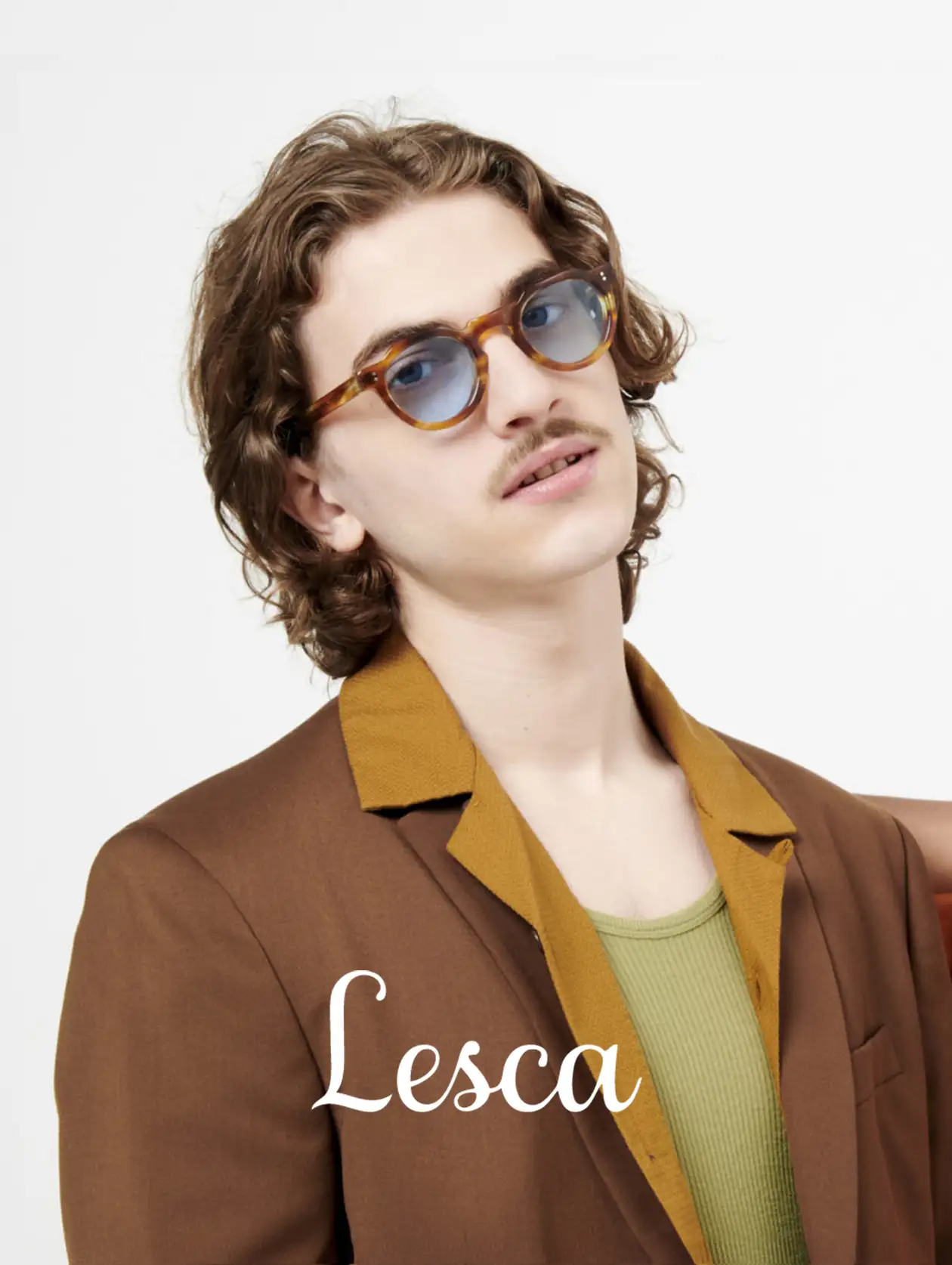Modèle homme portant lunettes Lesca, désormais disponibles chez Winston Optique