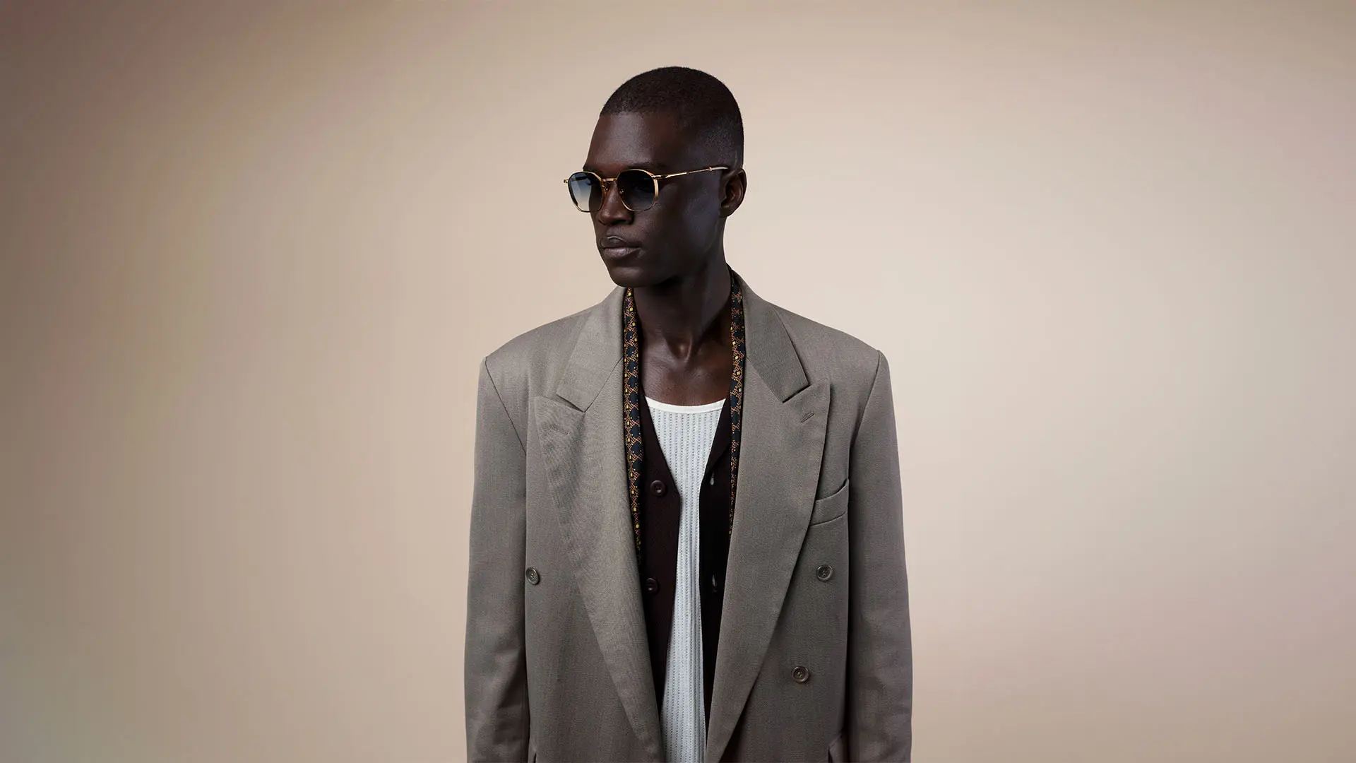 Modèle portant lunettes John Dalia, désormais disponibles chez Winston Optique.