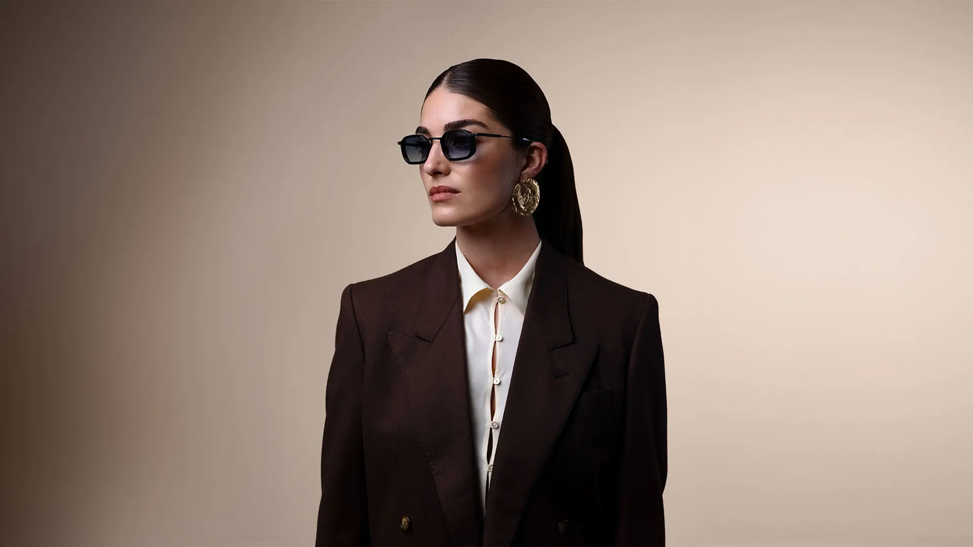 Modèle portant lunettes John Dalia, désormais disponibles chez Winston Optique.