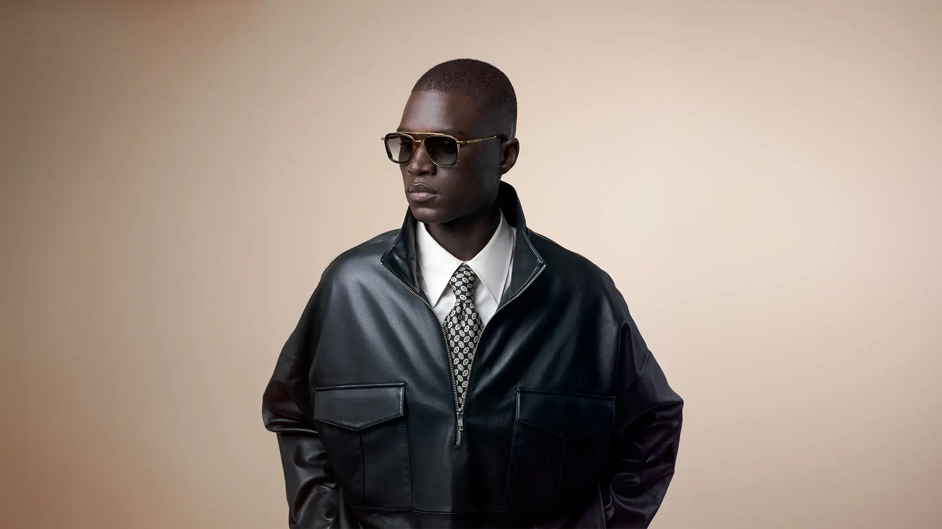 Modèle portant lunettes John Dalia, désormais disponibles chez Winston Optique.