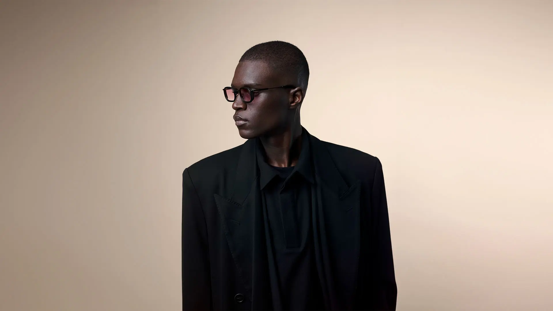 Modèle portant lunettes John Dalia, désormais disponibles chez Winston Optique.