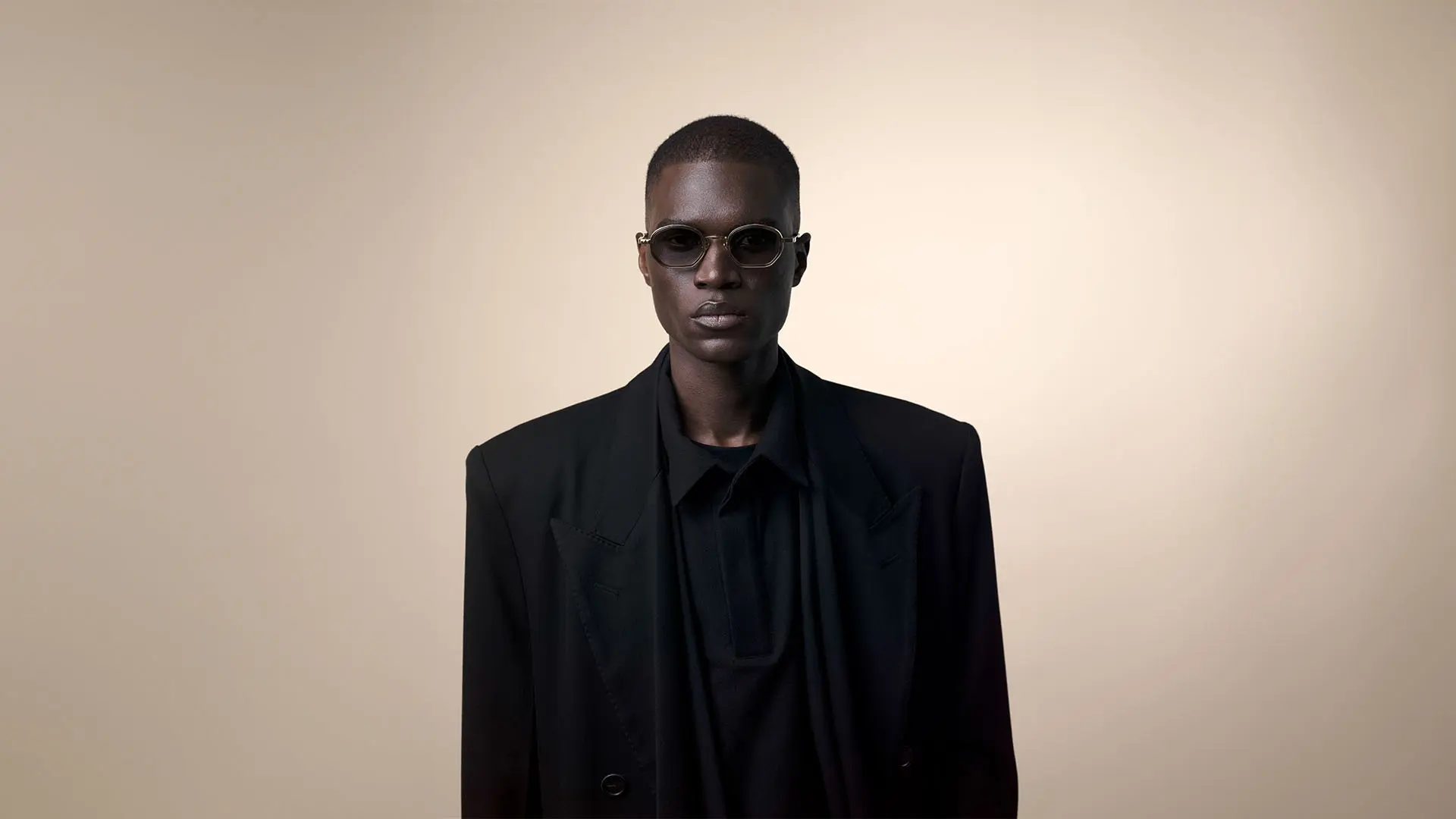 Modèle portant lunettes John Dalia, désormais disponibles chez Winston Optique.