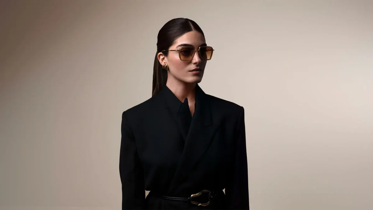 Modèle portant lunettes John Dalia, désormais disponibles chez Winston Optique.