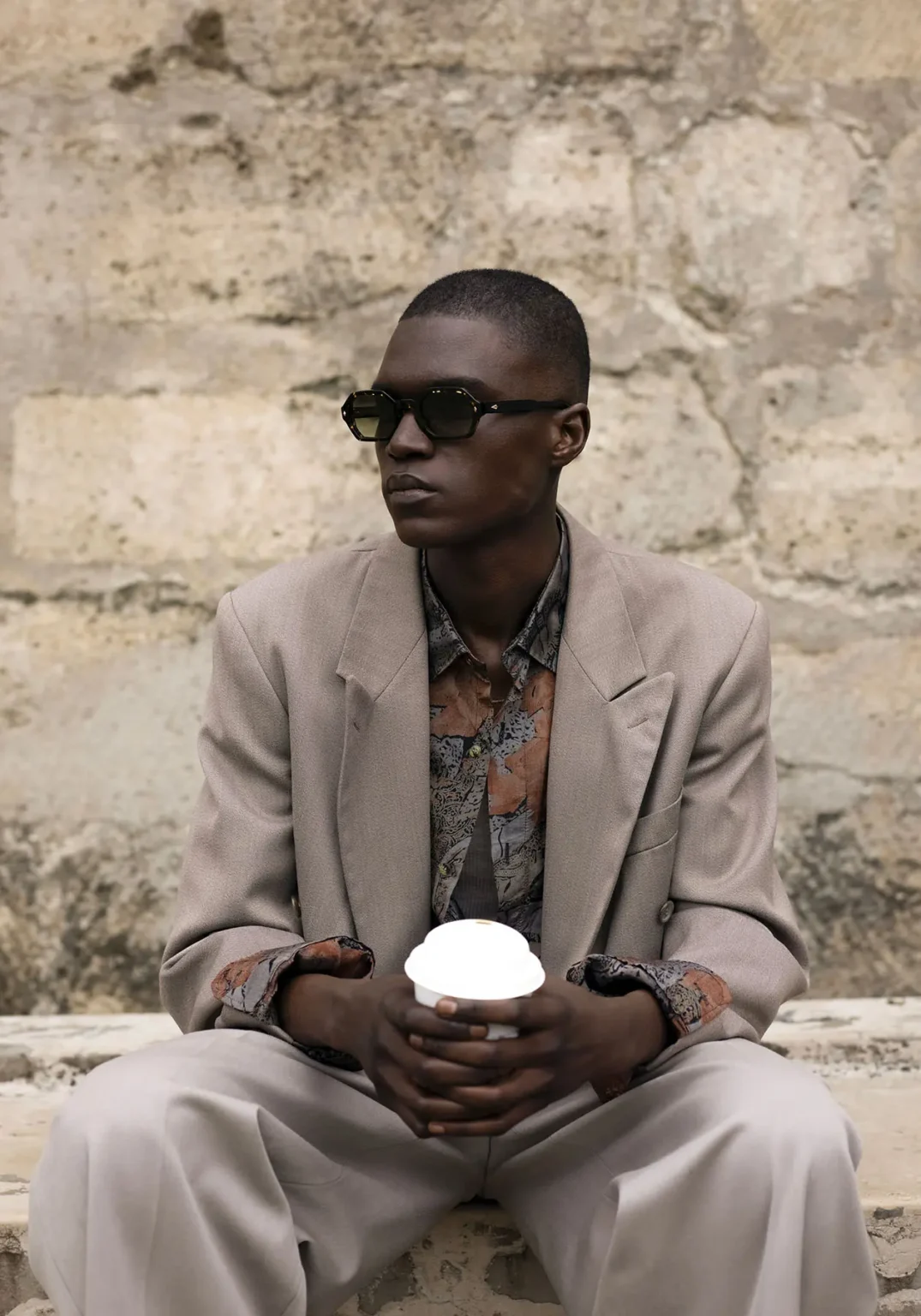 Modèle portant lunettes John Dalia, désormais disponibles chez Winston Optique.