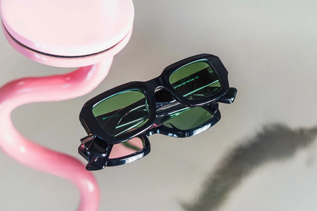 Photo studio de lunettes de soleil Waiting for the Sun désormais disponibles chez Winston Optique.