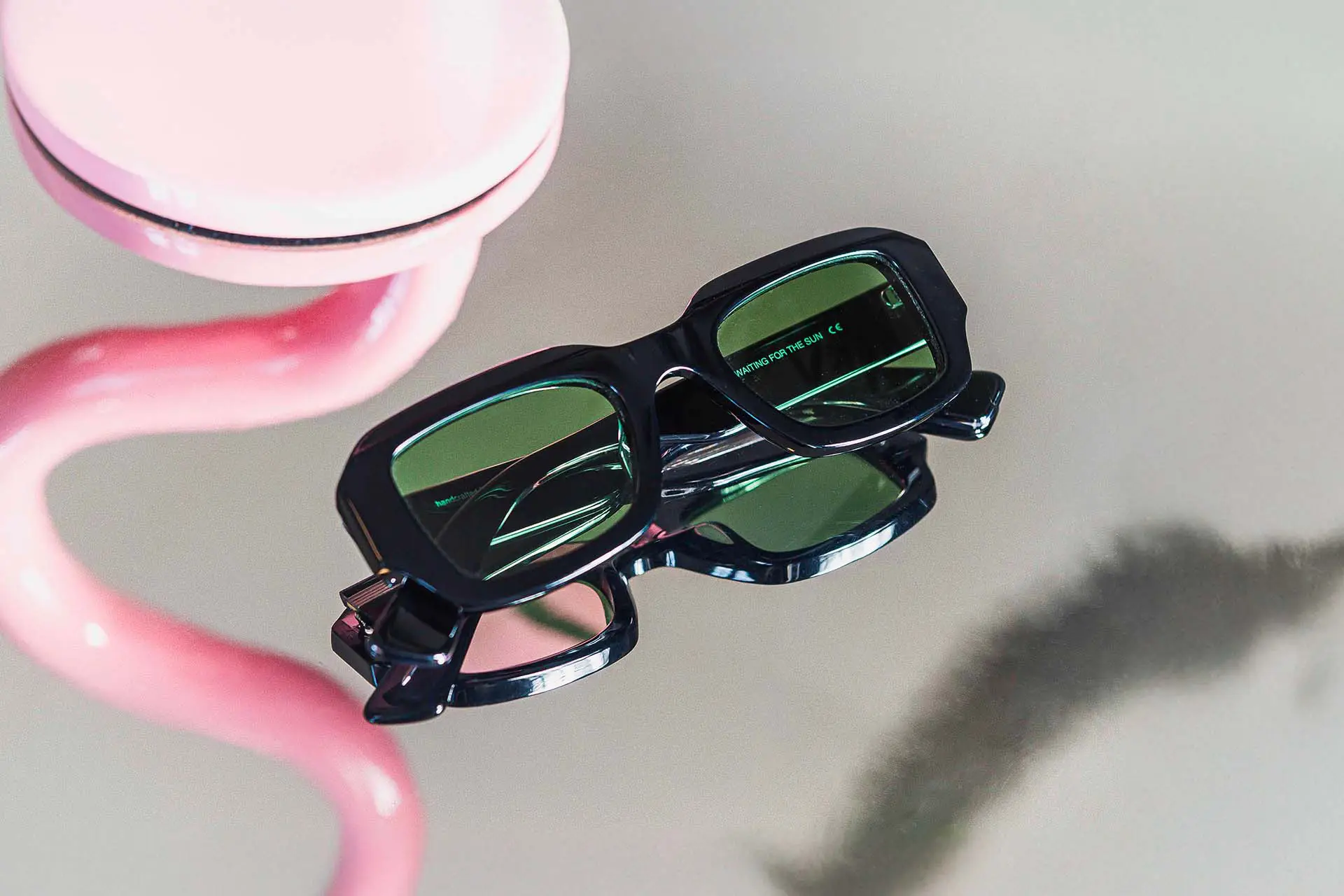 Photo studio de lunettes de soleil Waiting for the Sun désormais disponibles chez Winston Optique.