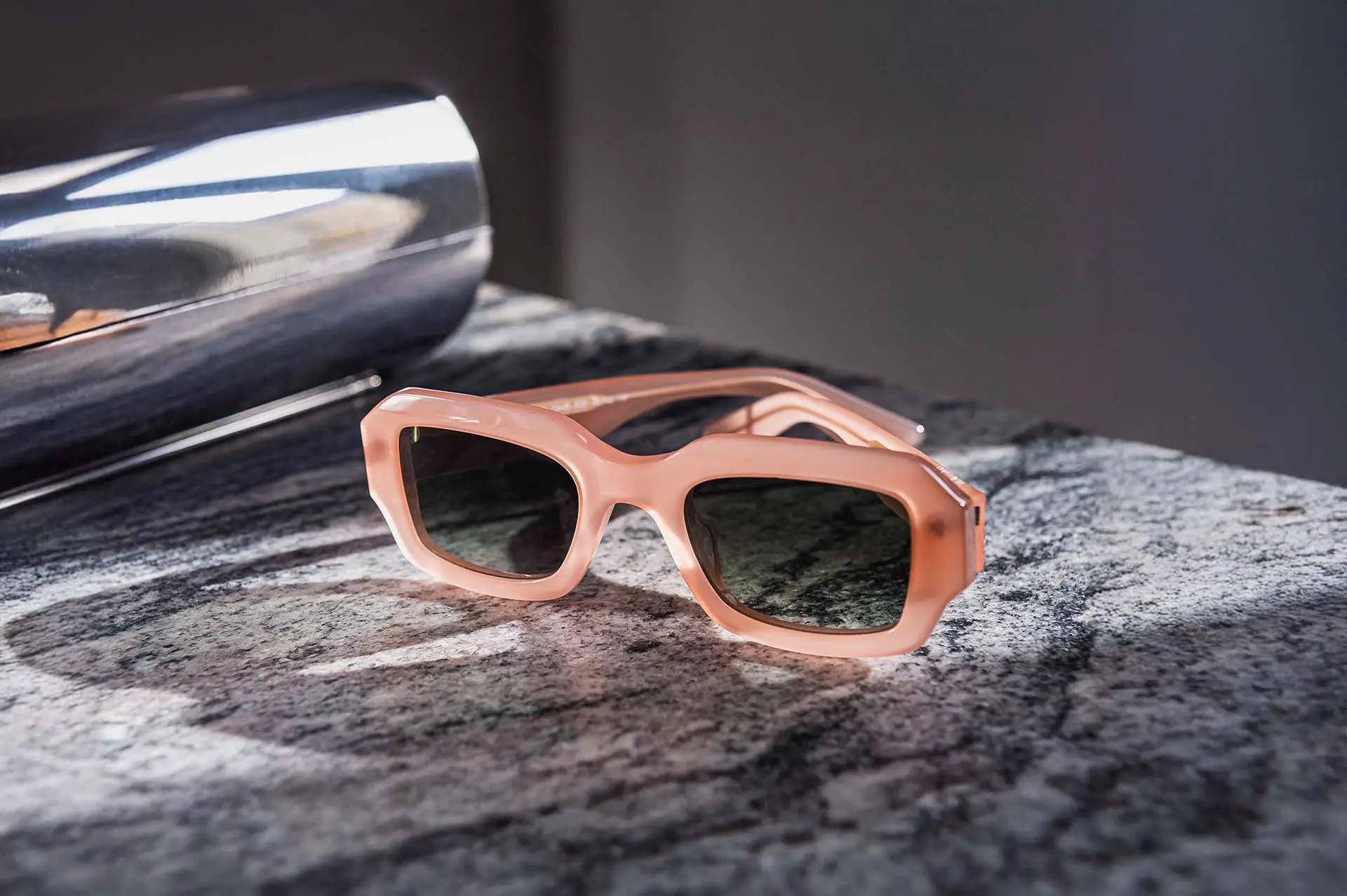 Photo studio de lunettes de soleil Waiting for the Sun désormais disponibles chez Winston Optique.