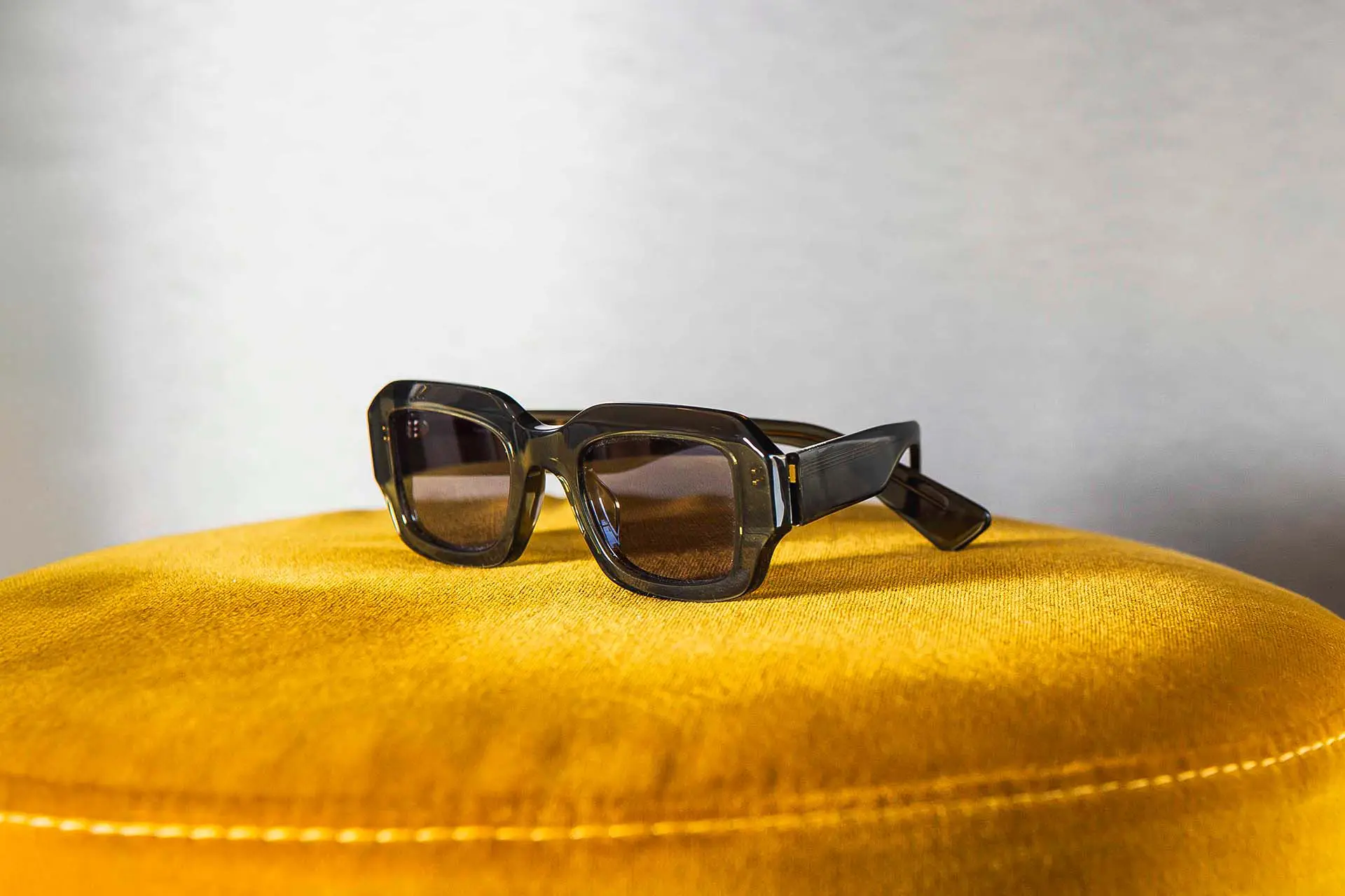 Photo studio de lunettes de soleil Waiting for the Sun désormais disponibles chez Winston Optique.