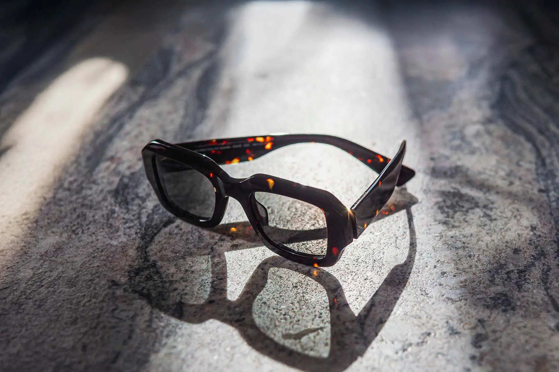 Photo studio de lunettes de soleil Waiting for the Sun désormais disponibles chez Winston Optique.