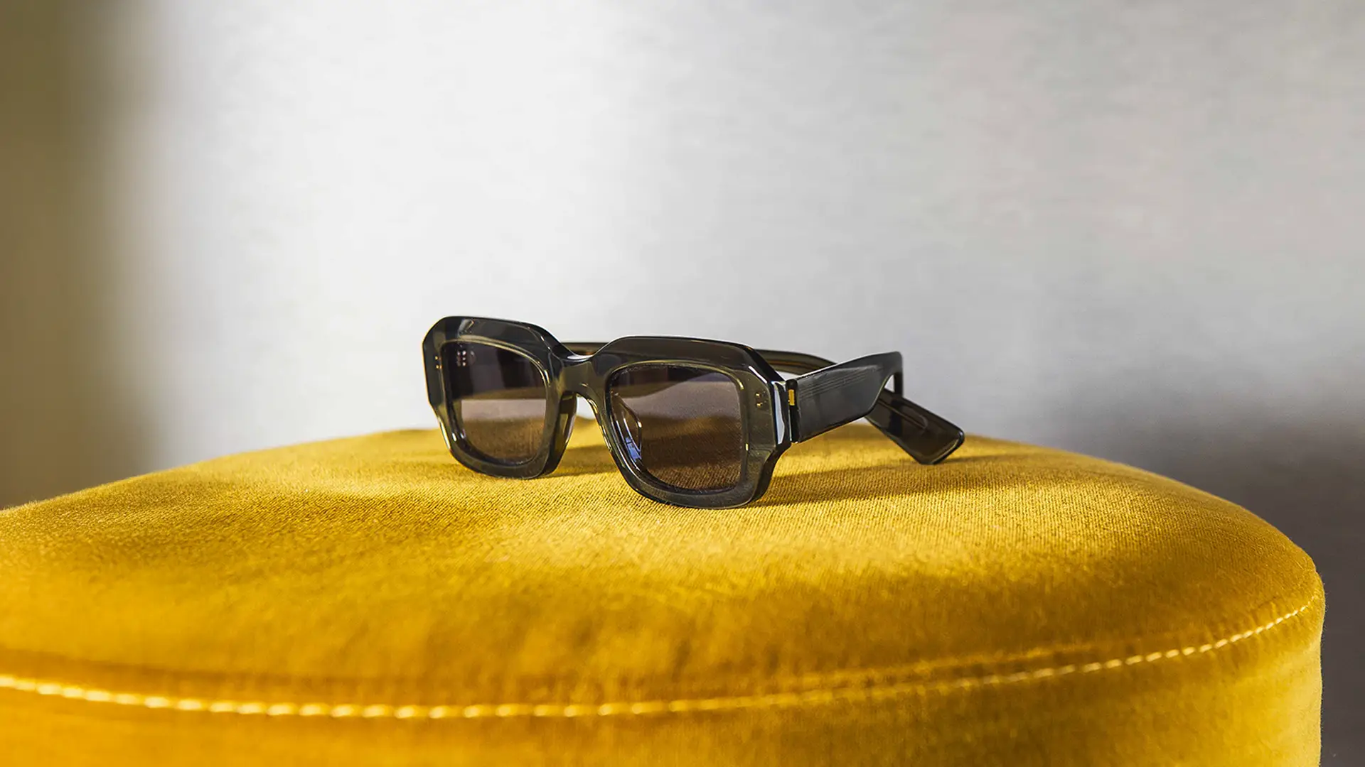 Photo studio de lunettes de soleil Waiting for the Sun désormais disponibles chez Winston Optique.