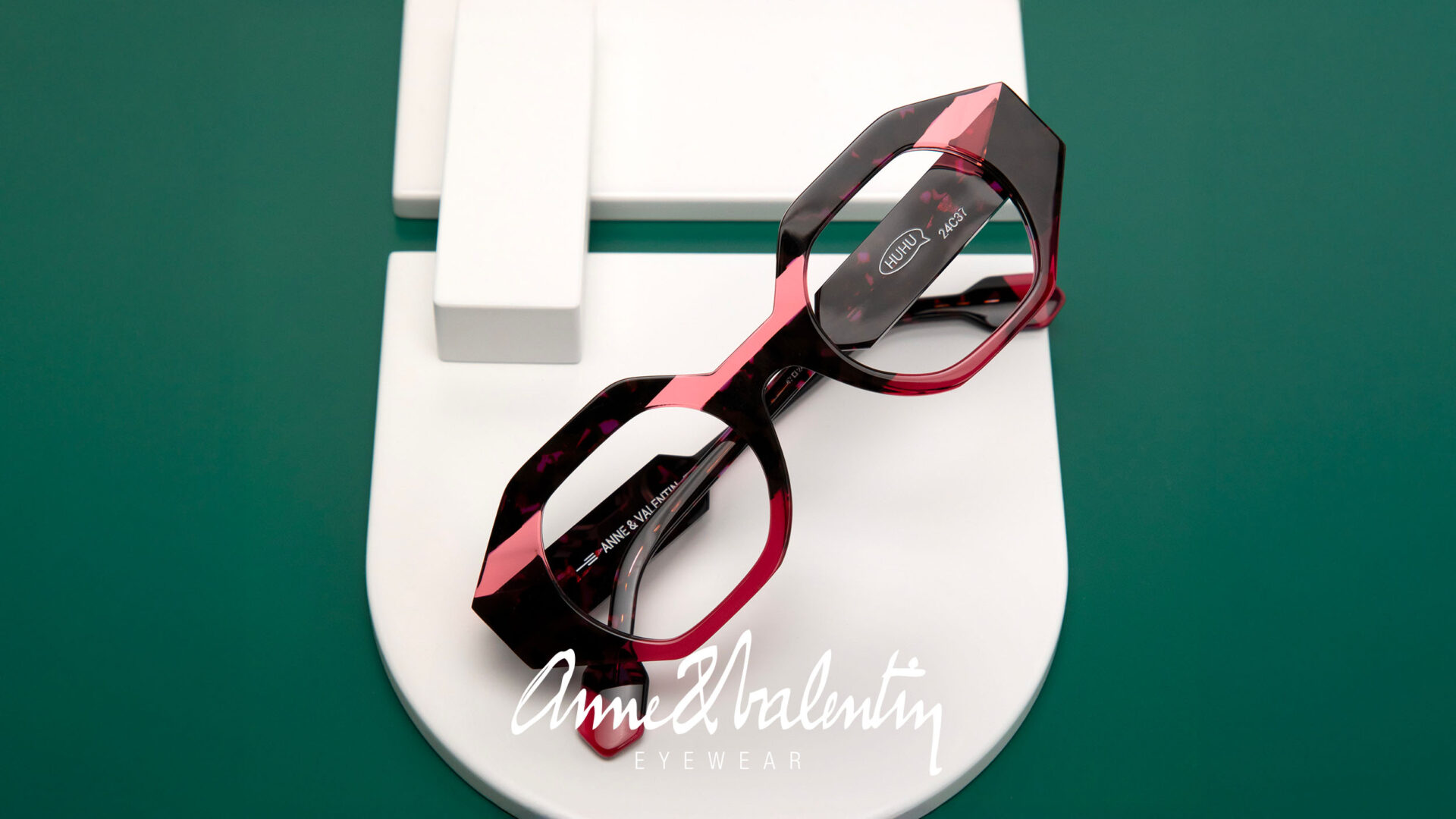 Élégance et originalité se rencontrent dans cette monture Anne & Valentin, désormais disponible chez Winston Optique.